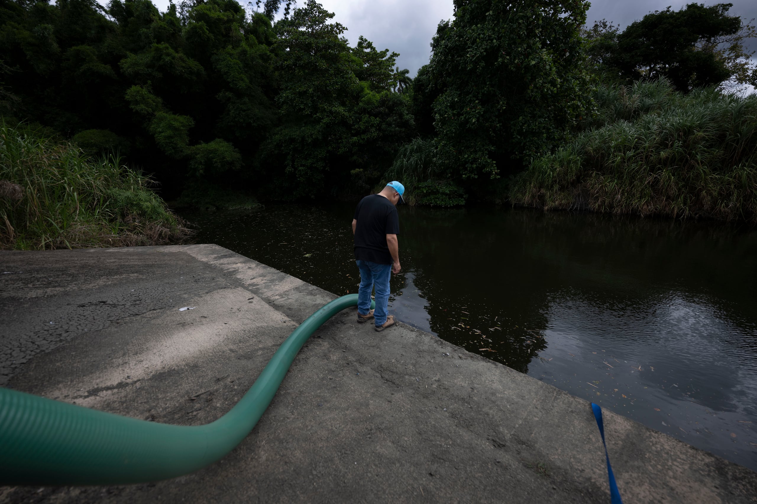 El presidente de la Autoridad de Acueductos y Alcantarillados (AAA), Ing. Luis R. González Delgado, ofrece detalles sobre material aceitoso encontrado en planta de filtros de Canóvanas. FOTO POR: Carlos Rivera Giusti / GFR Media