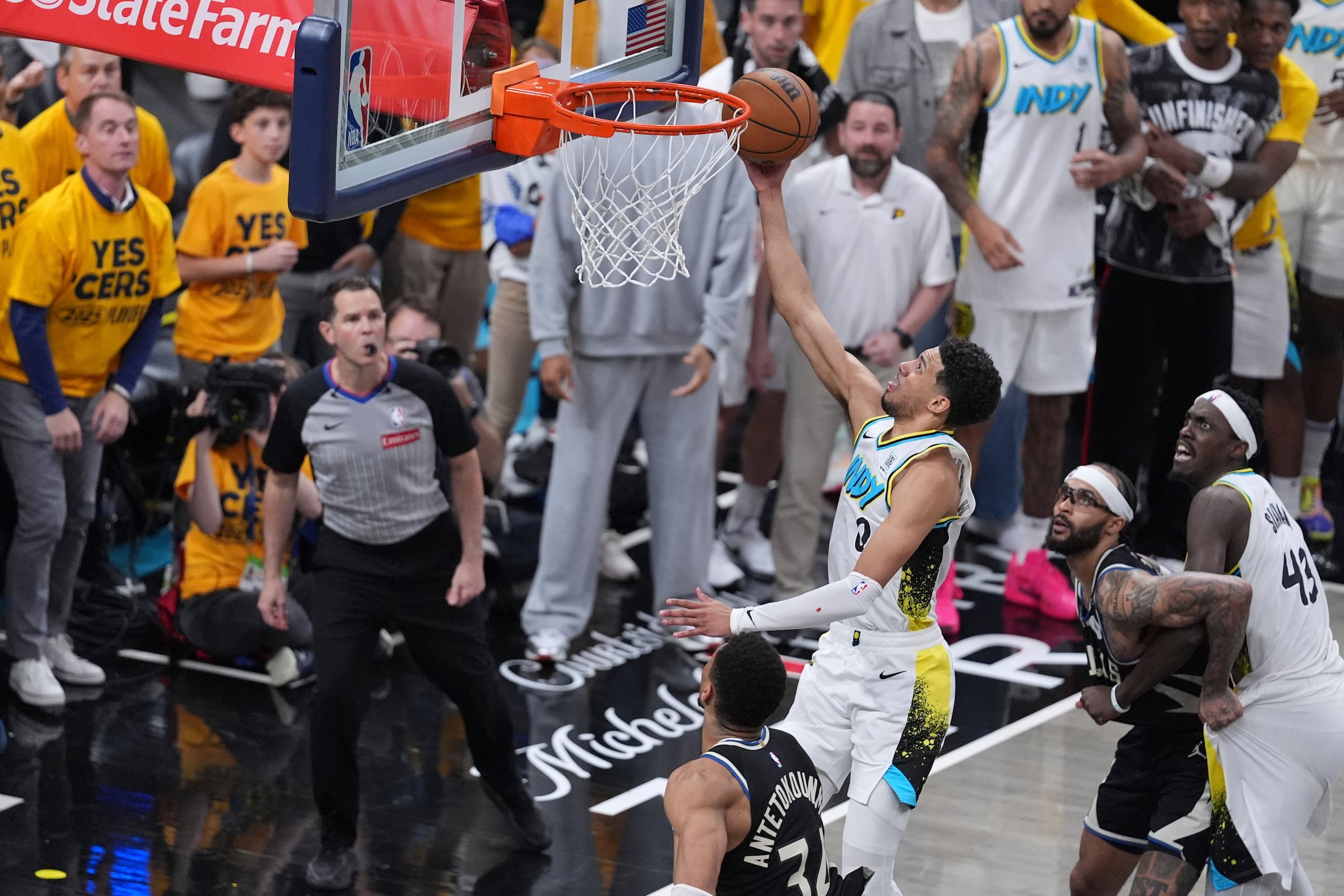 Tyrese Haliburton, armador de los Pacers de Indiana, encesta el canasto decisivo en la serie de primera ronda de los playoffs ante los Bucks de Milwaukee.