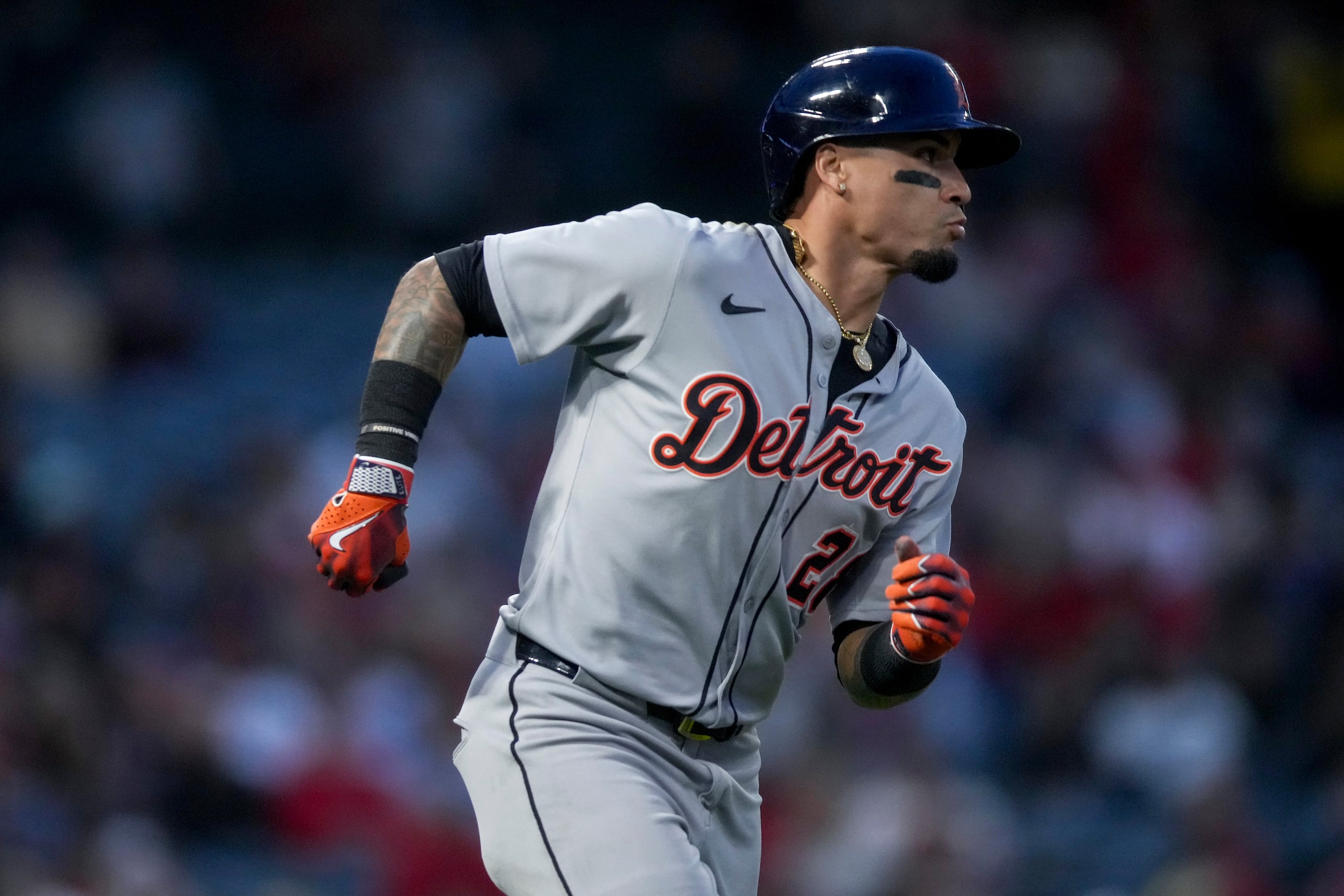 El puertorriqueño Javier Báez, de los Tigers de Detroit, recorre las bases luego de batear un cuadrangular ante los Angels de Los Ángeles, el jueves 1 de mayo de 2025 (AP Foto/Eric Thayer)