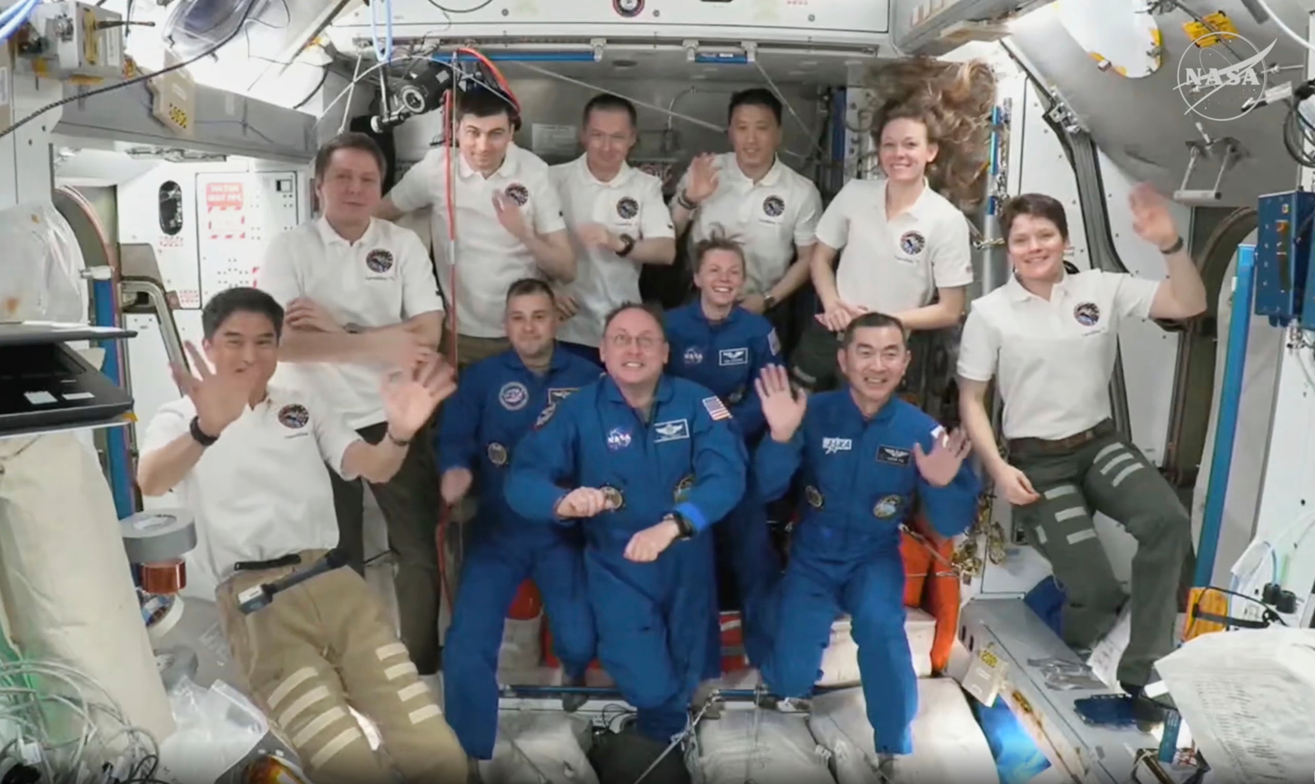 Con la llegada de esta tripulación, aumenta a 11 el número de habitantes en el laboratorio espacial.