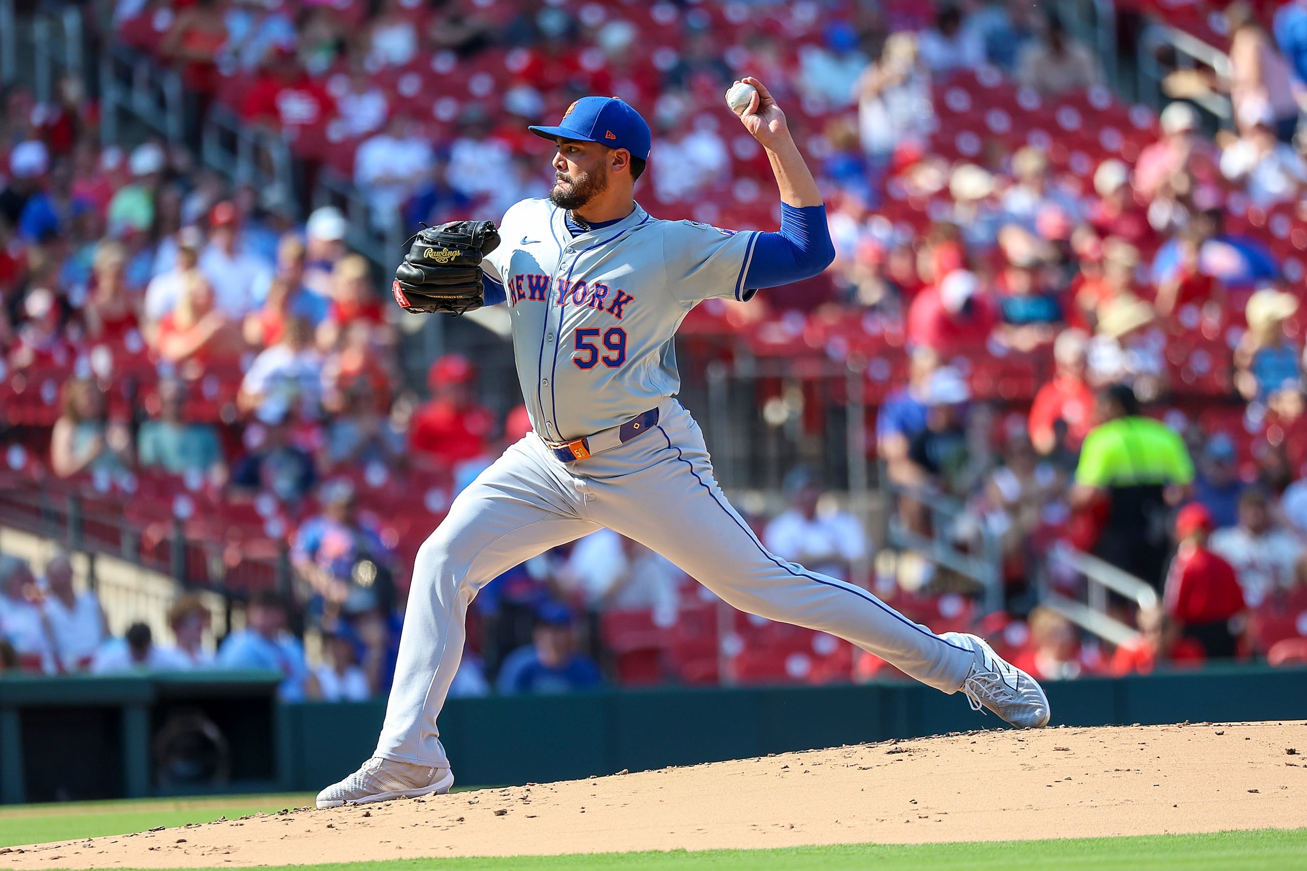 Sean Manaea, lanzador abridor de los Mets de Nueva York, lanza durante la primera entrada del juego de béisbol en contra de los Cardenales de San Luis, el lunes 5 de agosto de 2024, en San Luis. (AP Foto/Scott Kane)