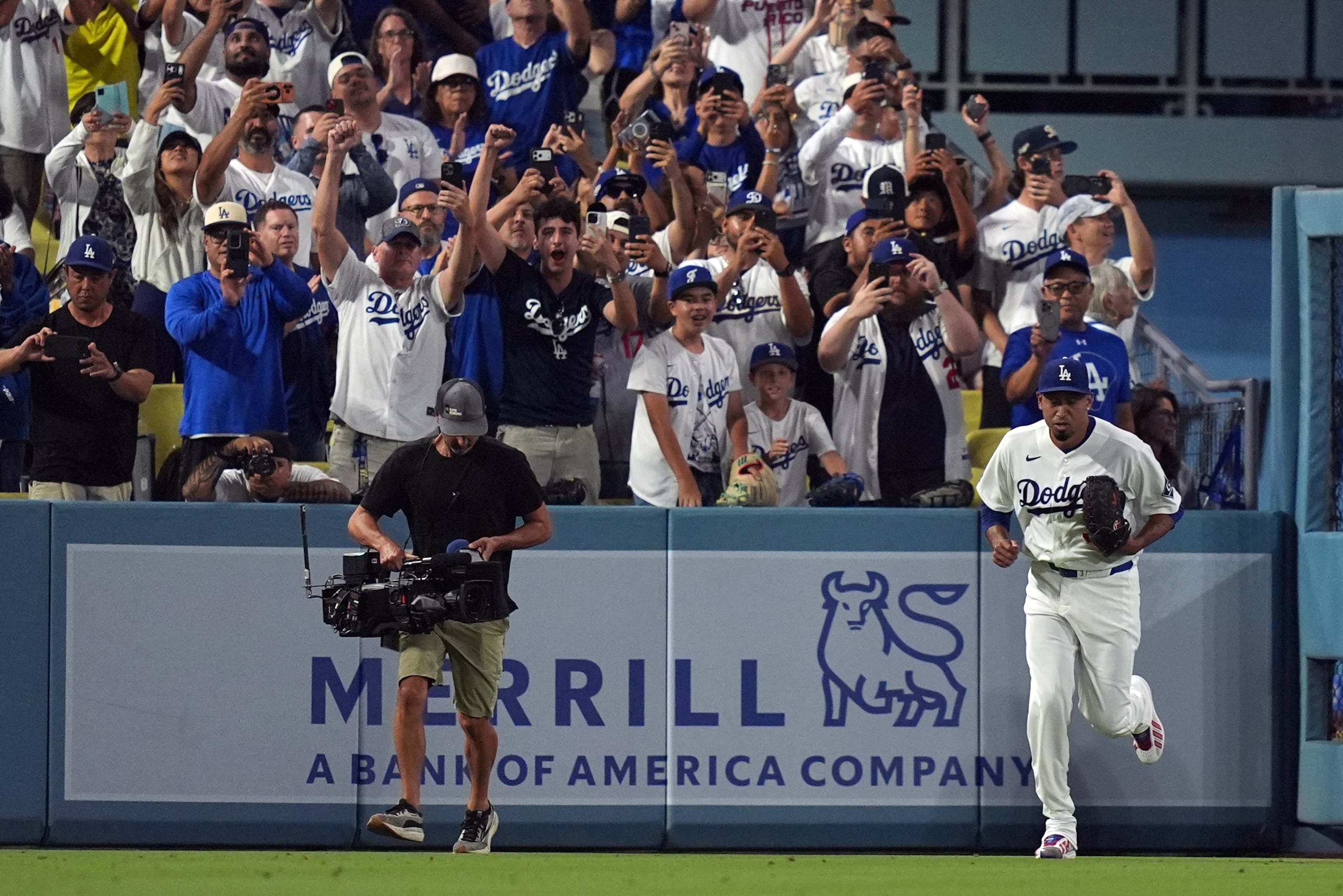 El relevista Edwin Díaz, de los Dodgers de Los Ángeles, entra para un salvamento contra los Marineros de Seattle, el miércoles 29 de julio de 2026, en Los Ángeles. (AP Foto/Scott Strazzante)