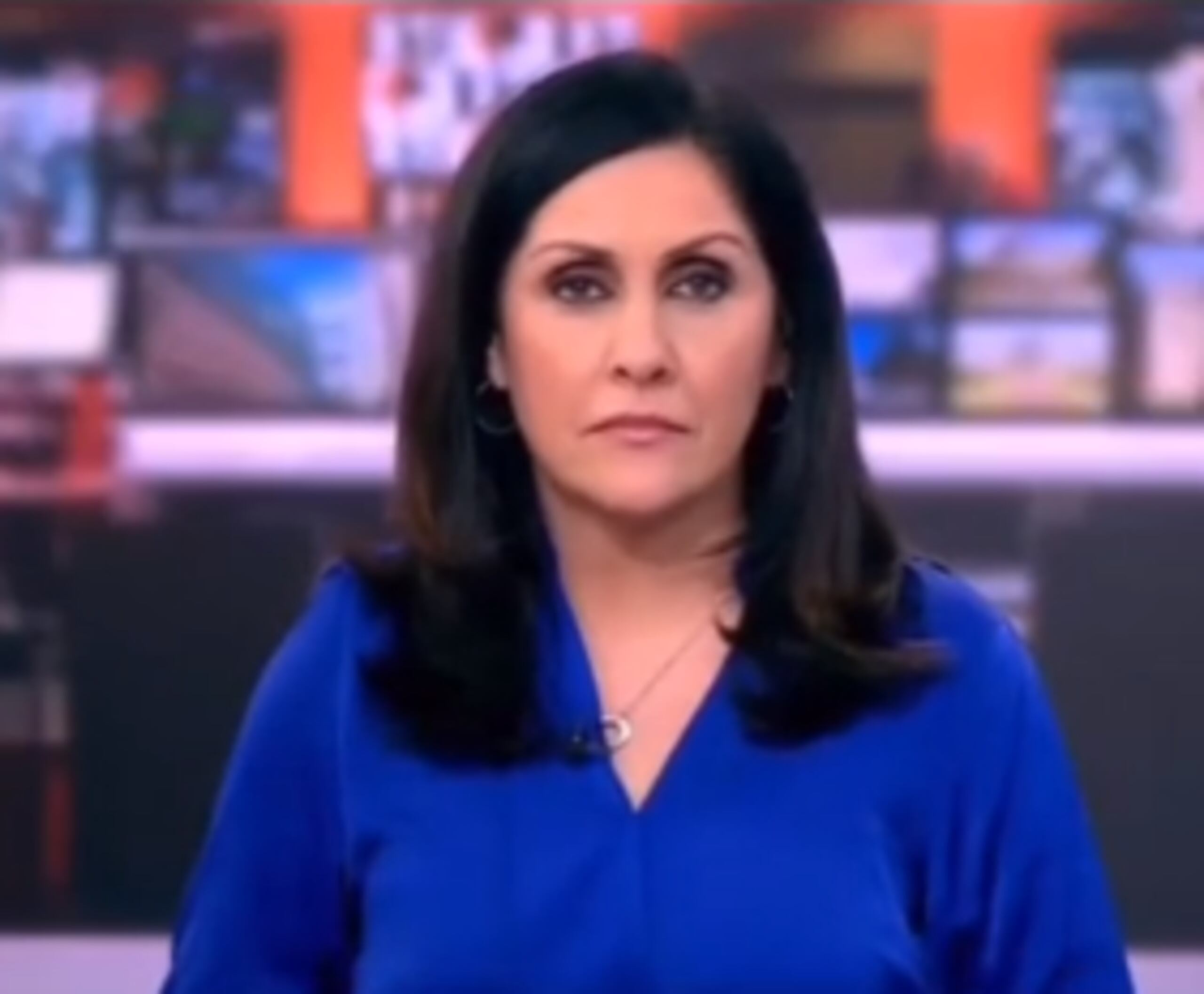 La mujer ancla Maryam Moshiri fue captada cuando le sacaba el dedo medio a uno de sus compañeros en el set.