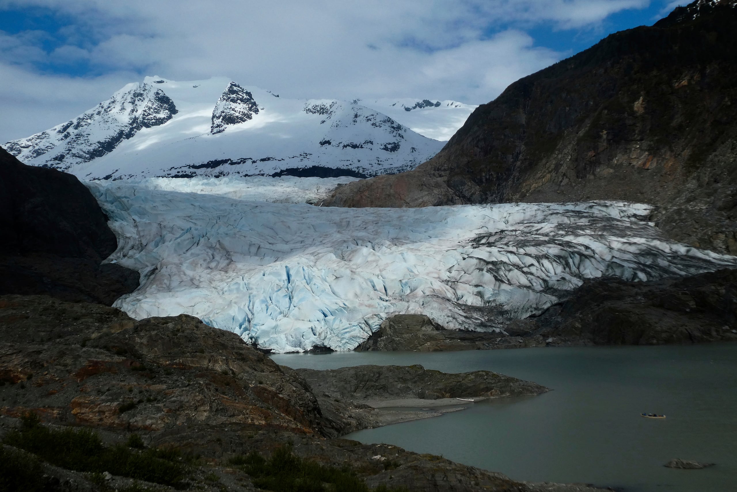 El Lago Mendenhall frente al Glaciar Mendenhall cerca de Juneau, Alaska, el 18 de mayo del 2025. (AP foto/Becky Bohrer)
