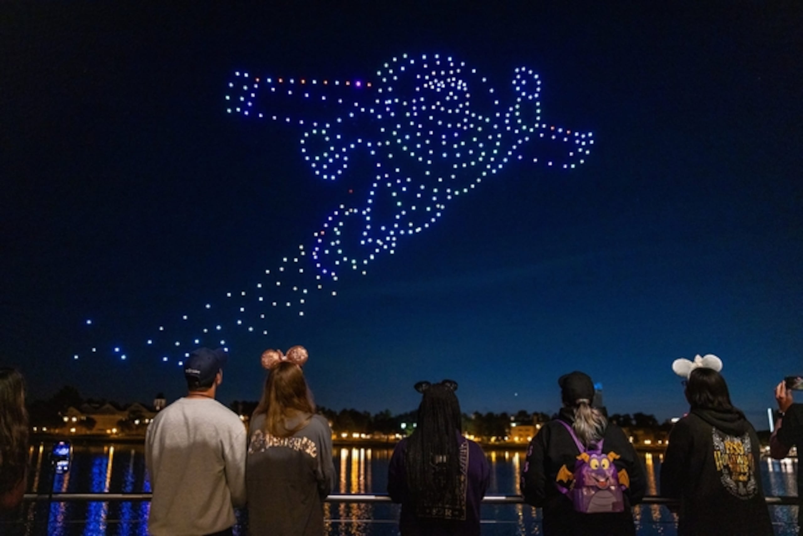 El nuevo show "Disney Dreams That Soar" alumbra las noches en Disney Springs.
