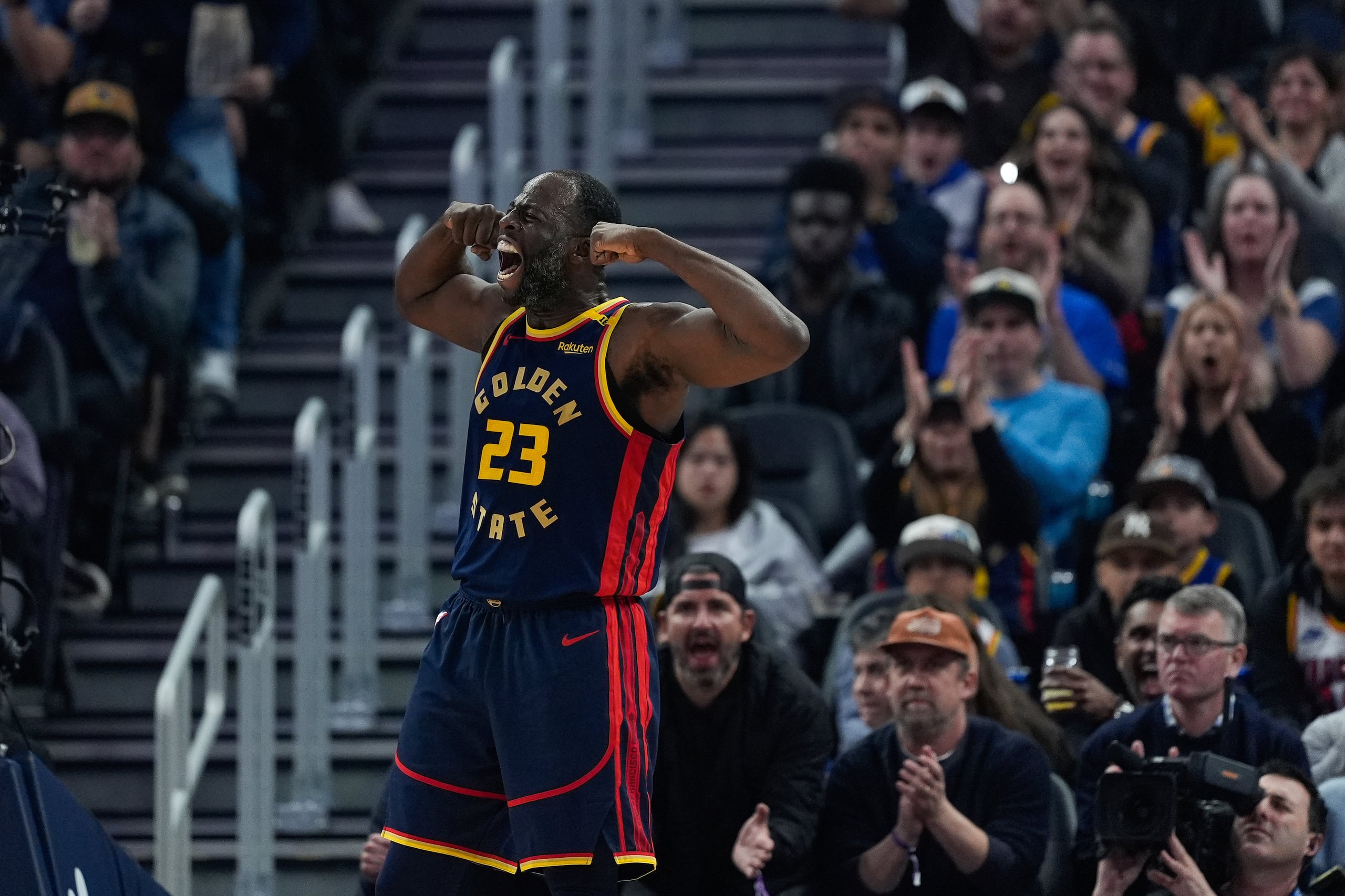 El alero de los Warriors de Golden State, Draymond Green, reacciona después de anotar contra el Heat de Miami durante la primera mitad de un partido de baloncesto de la NBA.