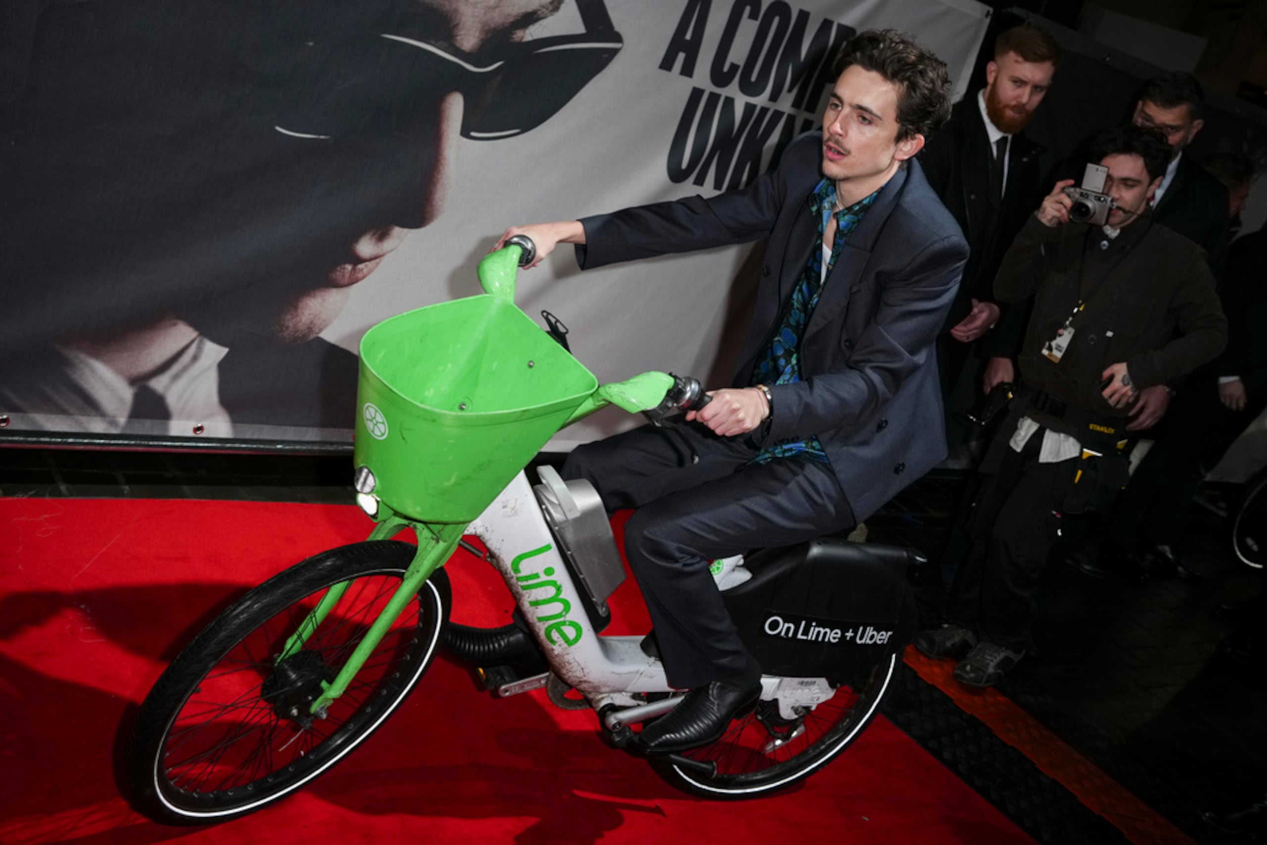 Timothée Chalamet posa para los fotógrafos a su llegada a la premiere de la película 'A Complete Unknown' en Londres, el 14 de enero de 2025.