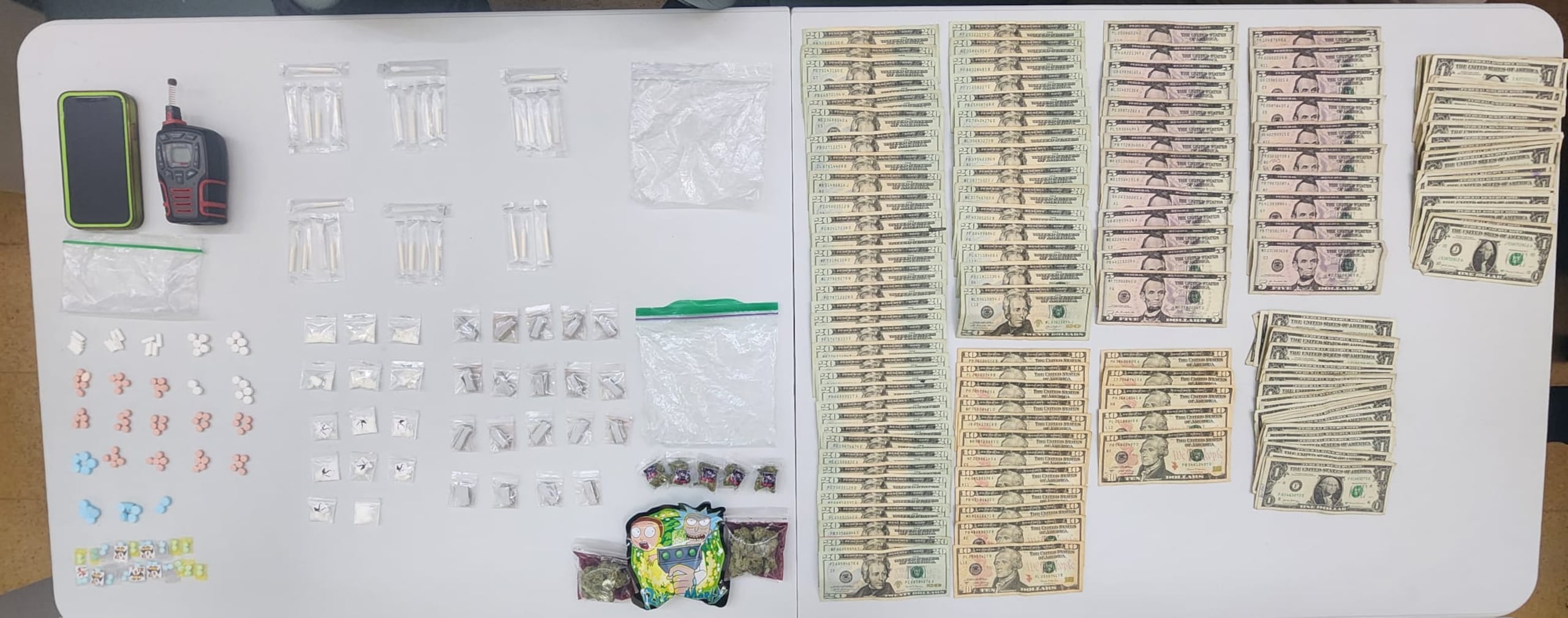 Drogas y dinero en efectivo ocupados en un residencial de Caguas.
