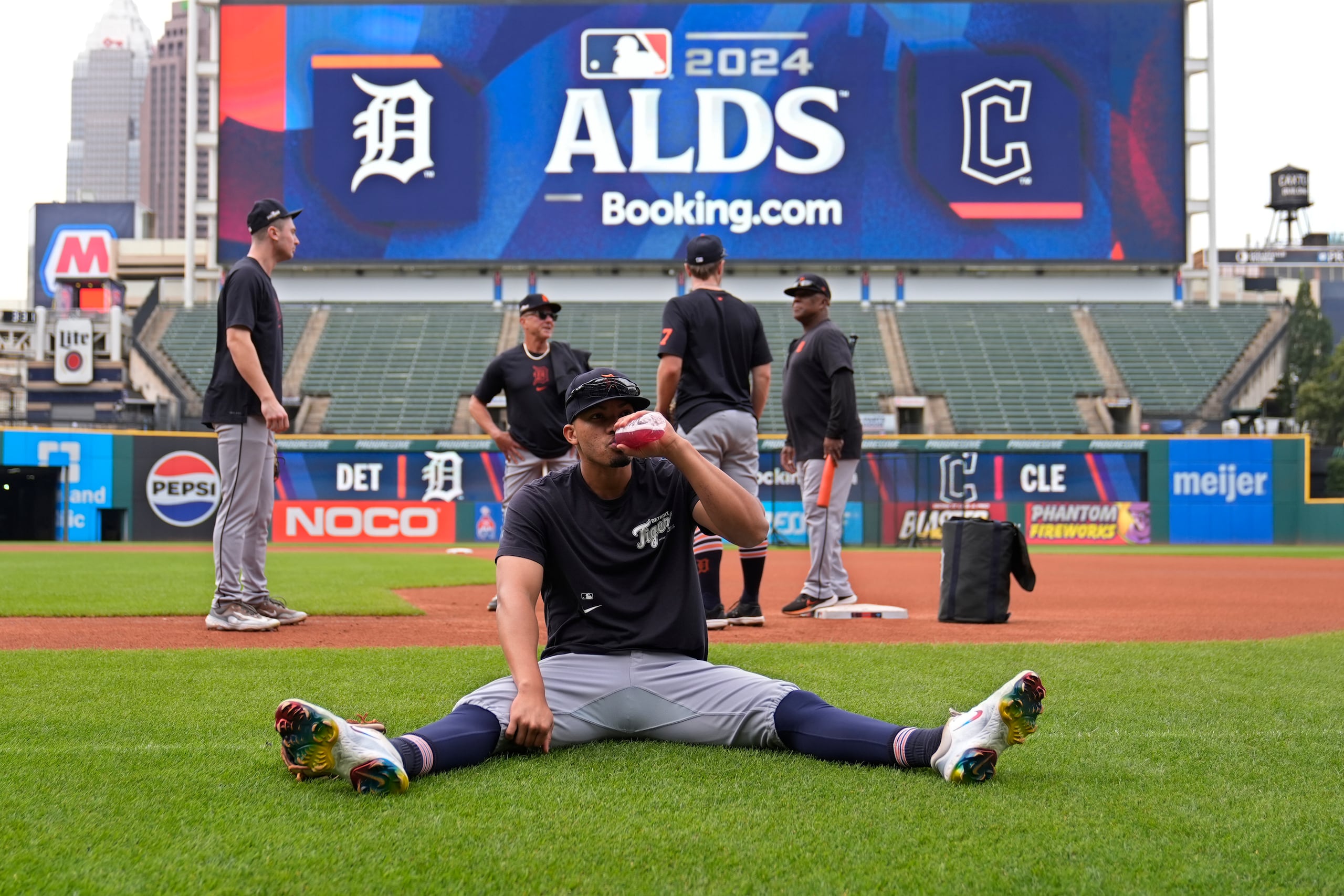 El dominicano Wenceel Pérez, de los Tigres de Detroit, bebe durante un entrenamiento en Cleveland, el viernes 4 de octubre de 2024.