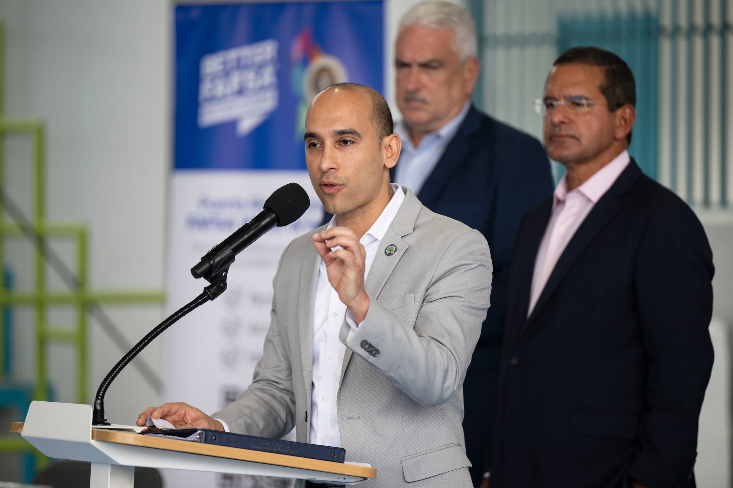 El gobernador Pedro Pierluisi y Chris Soto, asesor principal del secretario del Departamento de Educación Federal, Miguel Cardona.