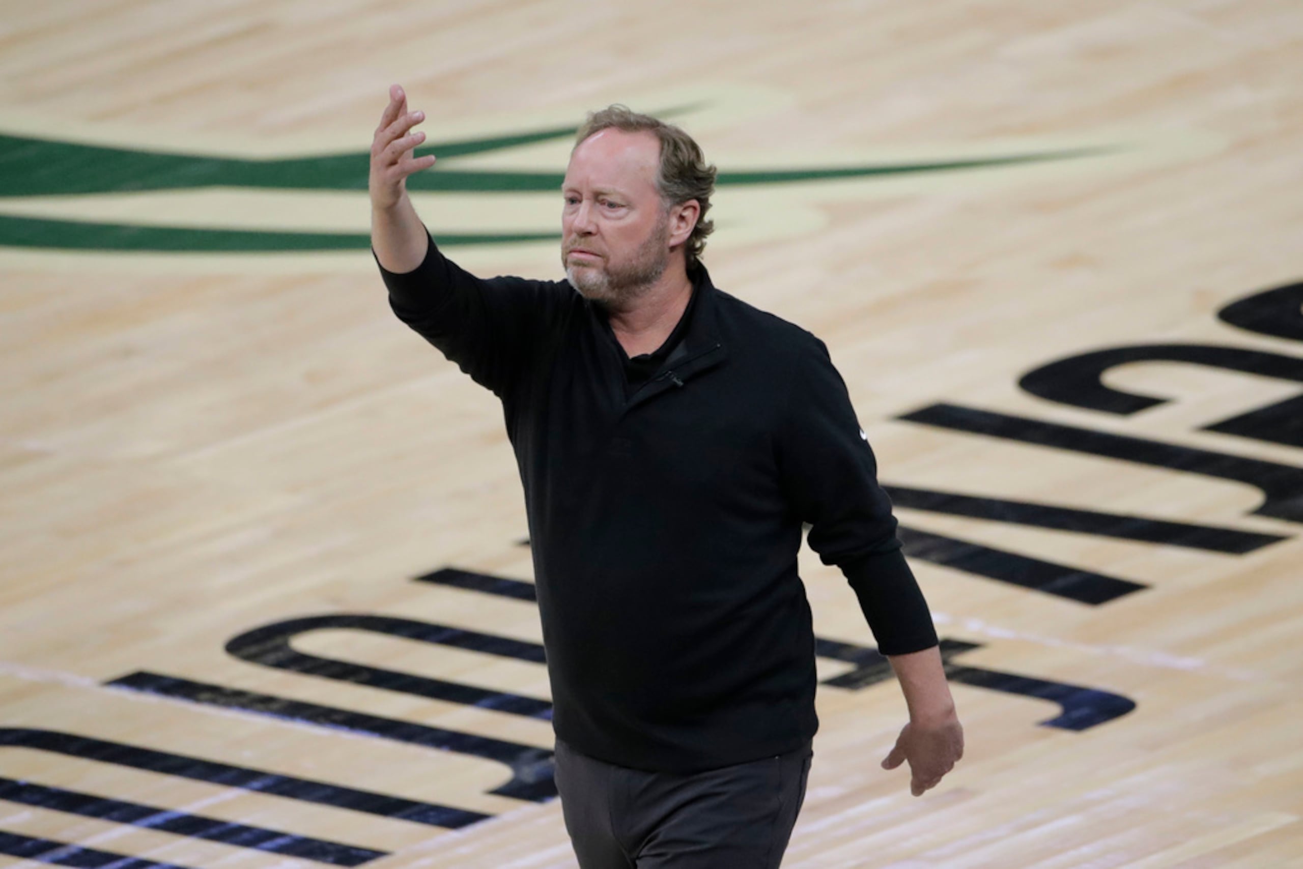 Mike Budenholzer estuvo al mando de los Bucks de Milwaukee cuando vencieron a los Suns de Phoenix e la Serie Final del 2021.