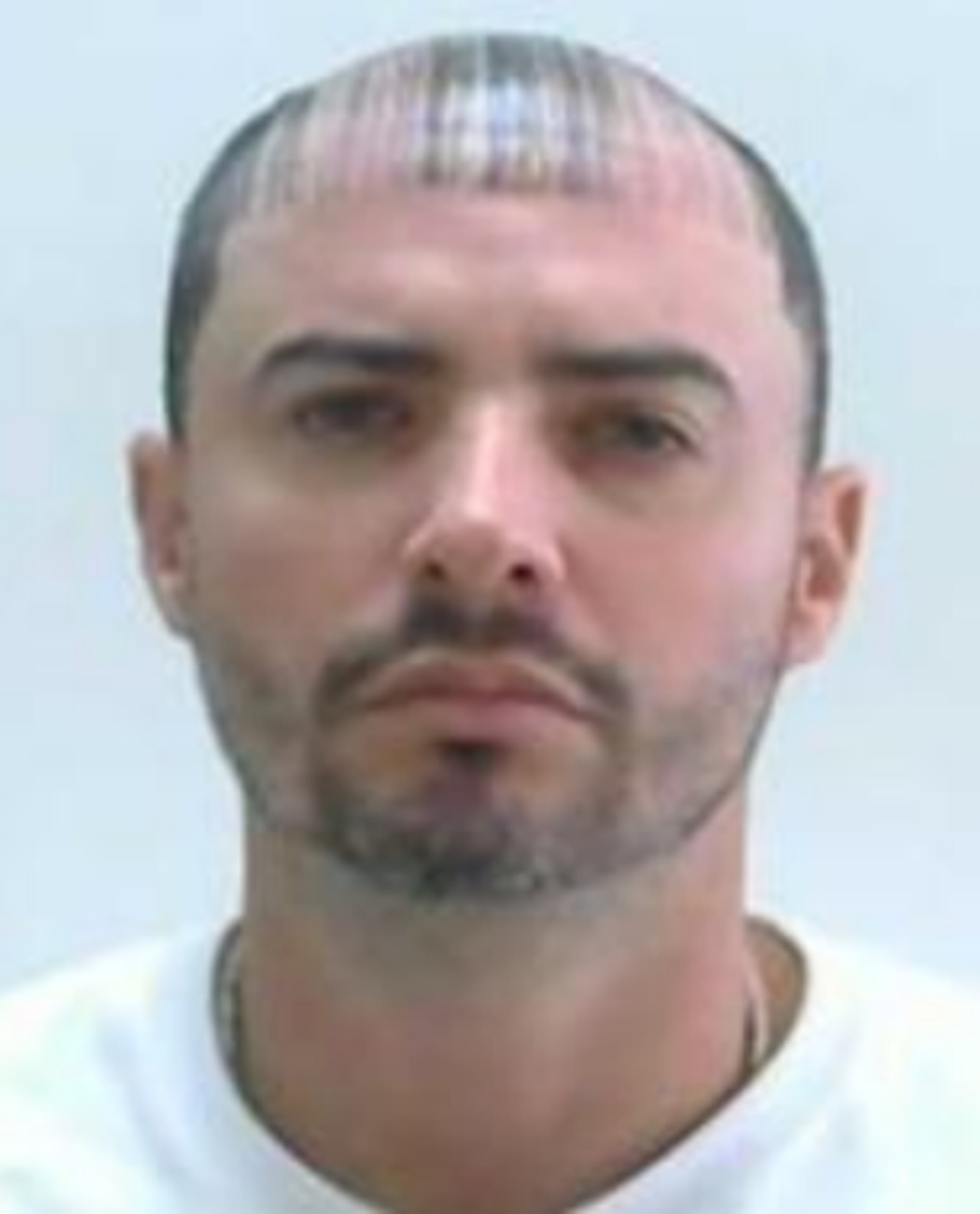 Alexander Capeles Estrada de 43 años, fue acusado en ausencia por violencia doméstica. Si lo ha visto llame al (787) 343-2020.
