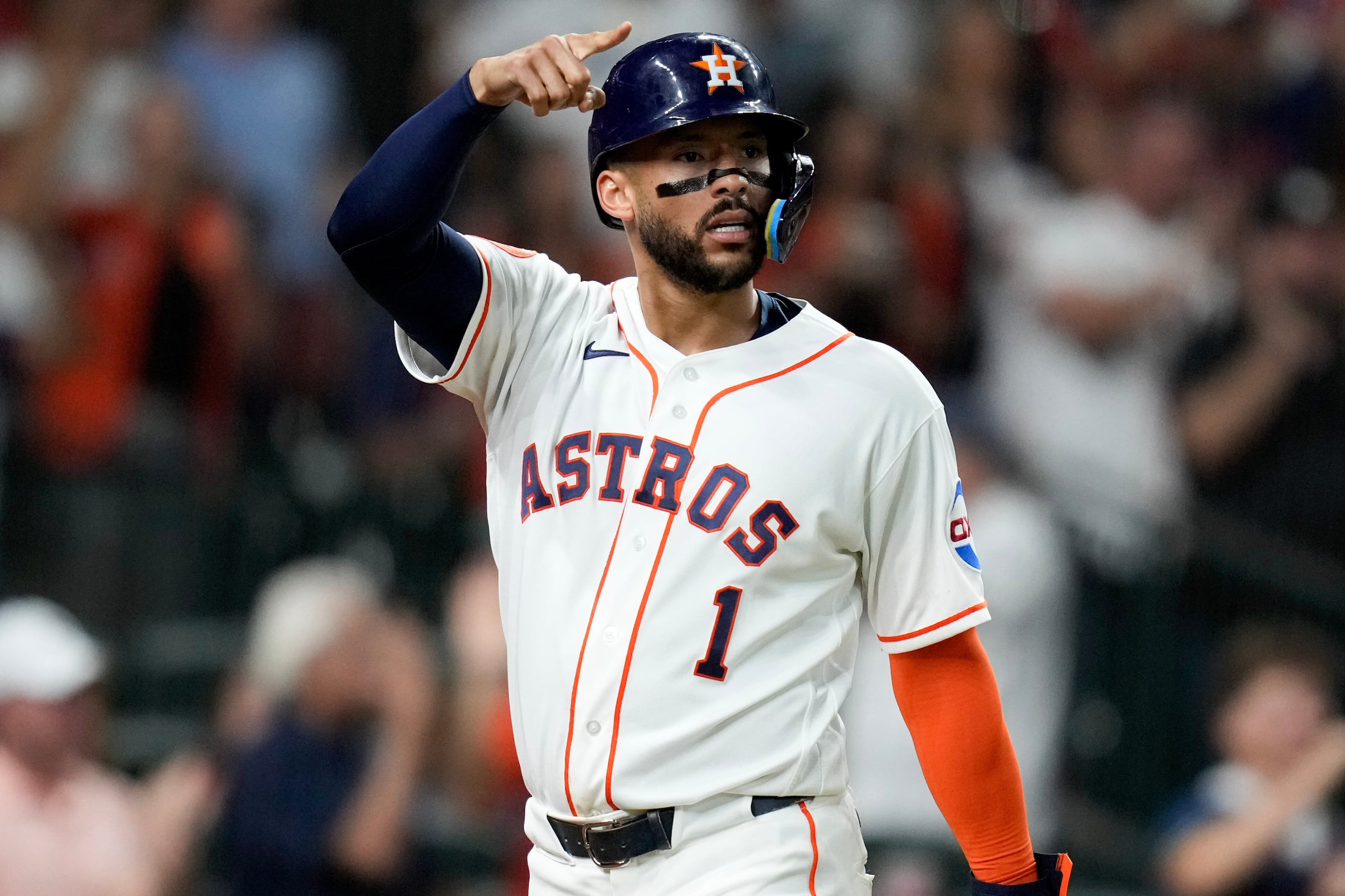 El puertorriqueño Carlos Correa, de los Astros de Houston, festeja en un juego ante los Angels de Los Ángeles.