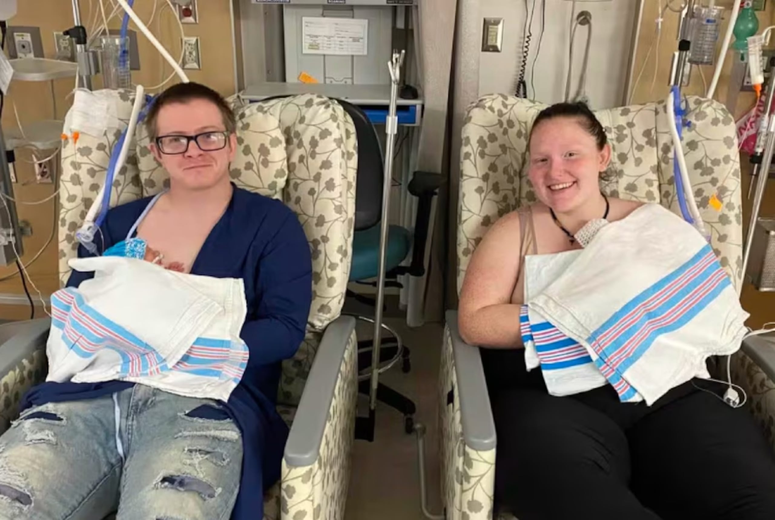 Katelyn Yates y su prometido Julian Bueker con dos de sus cuatrillizos.