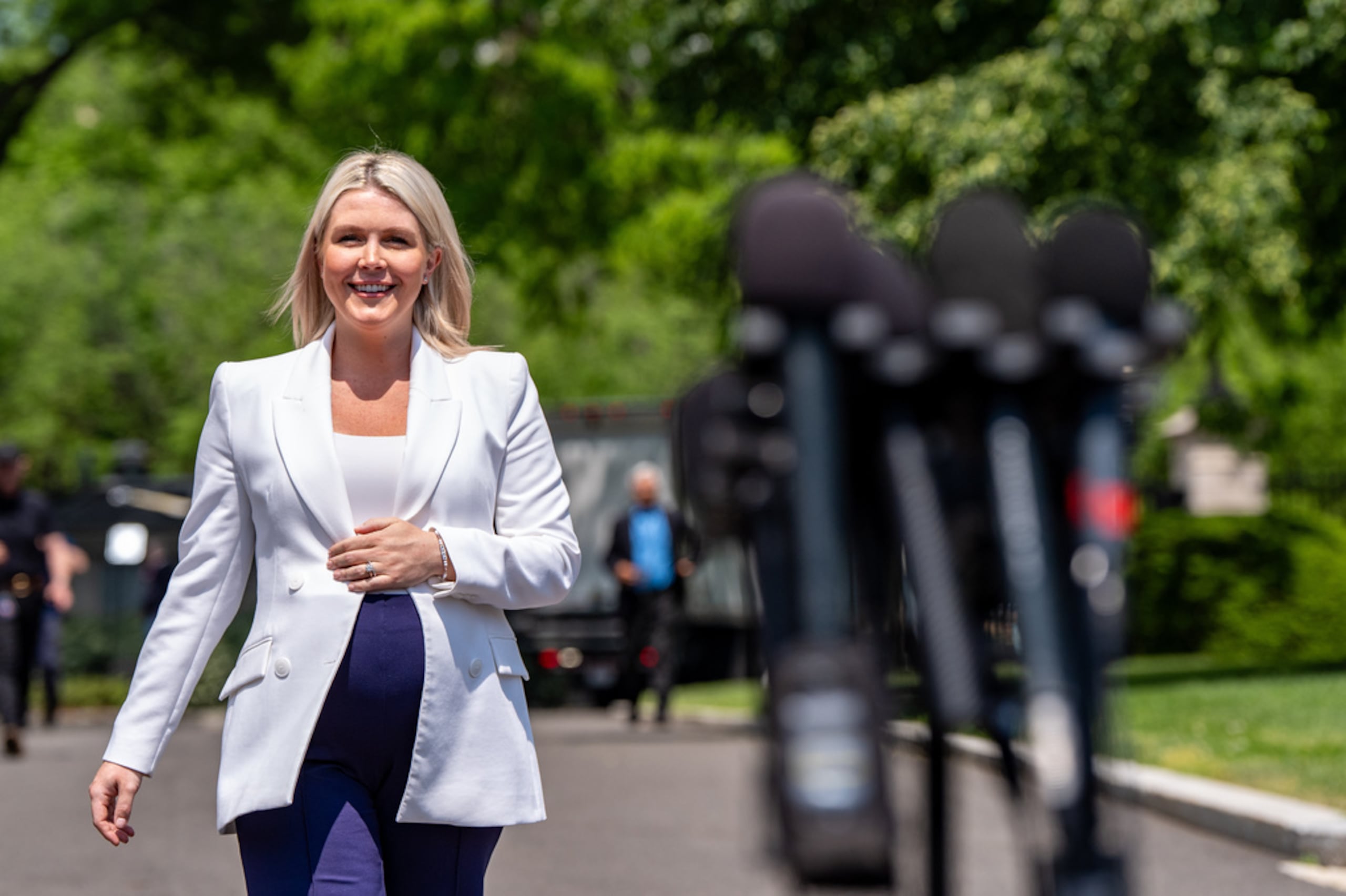 La secretaria de prensa de la Casa Blanca, Karoline Leavitt, camina para hablar con periodistas en la Casa Blanca el 24 de abril de 2026, en Washington.