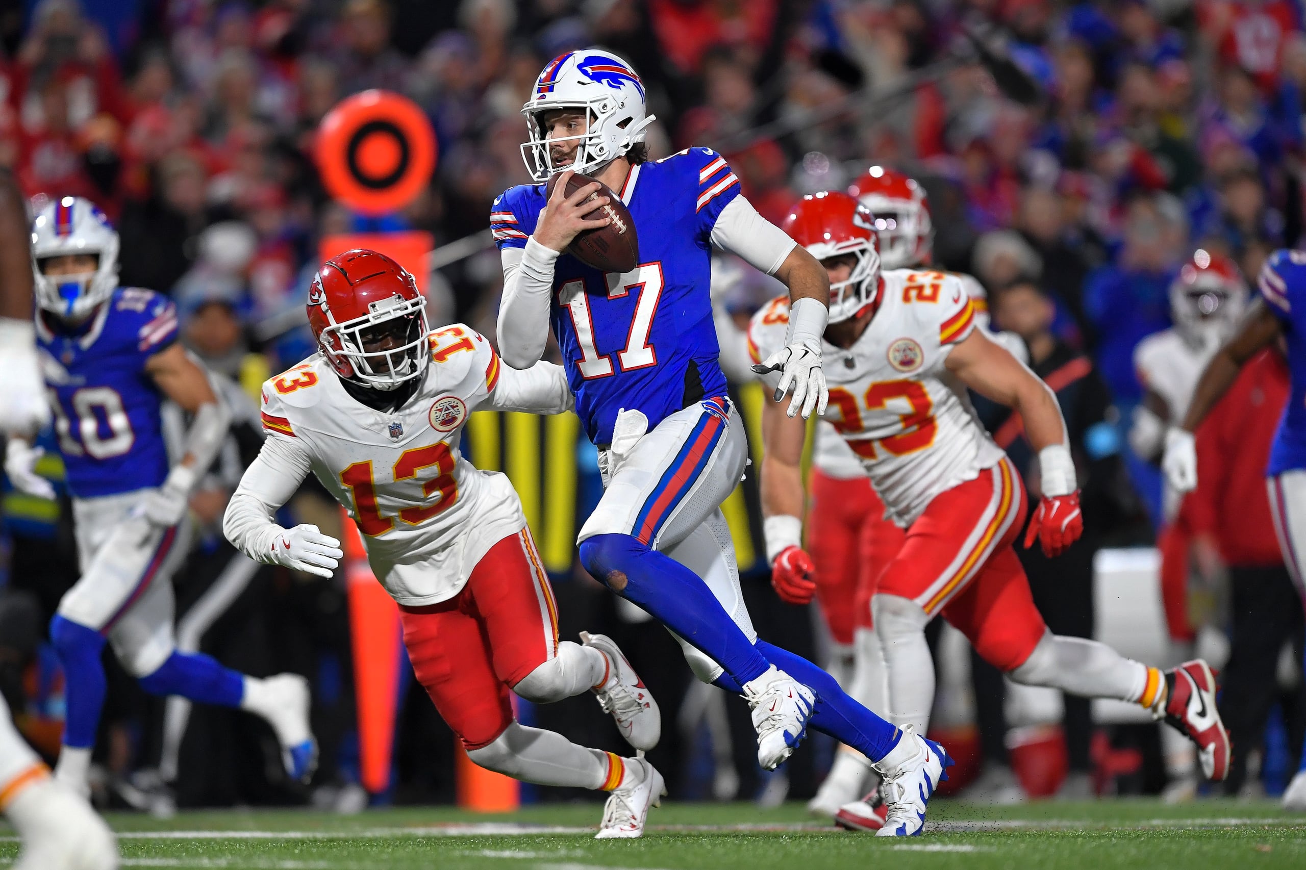 ARCHIVO - Josh Allen, quarterback de los Bills de Buffalo, elude a Nazeeh Johnson, de los Chiefs de Kansas City, en el duelo del domingo, 17 de noviembre de 2024.