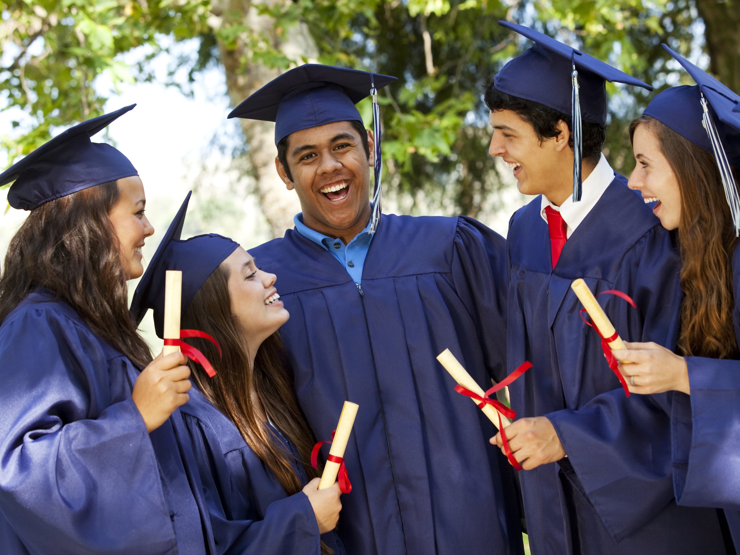Las instituciones educativas ayudan a los estudiantes a desarrollar las destrezas que les ayuden a tomar decisiones académicas en el futuro.