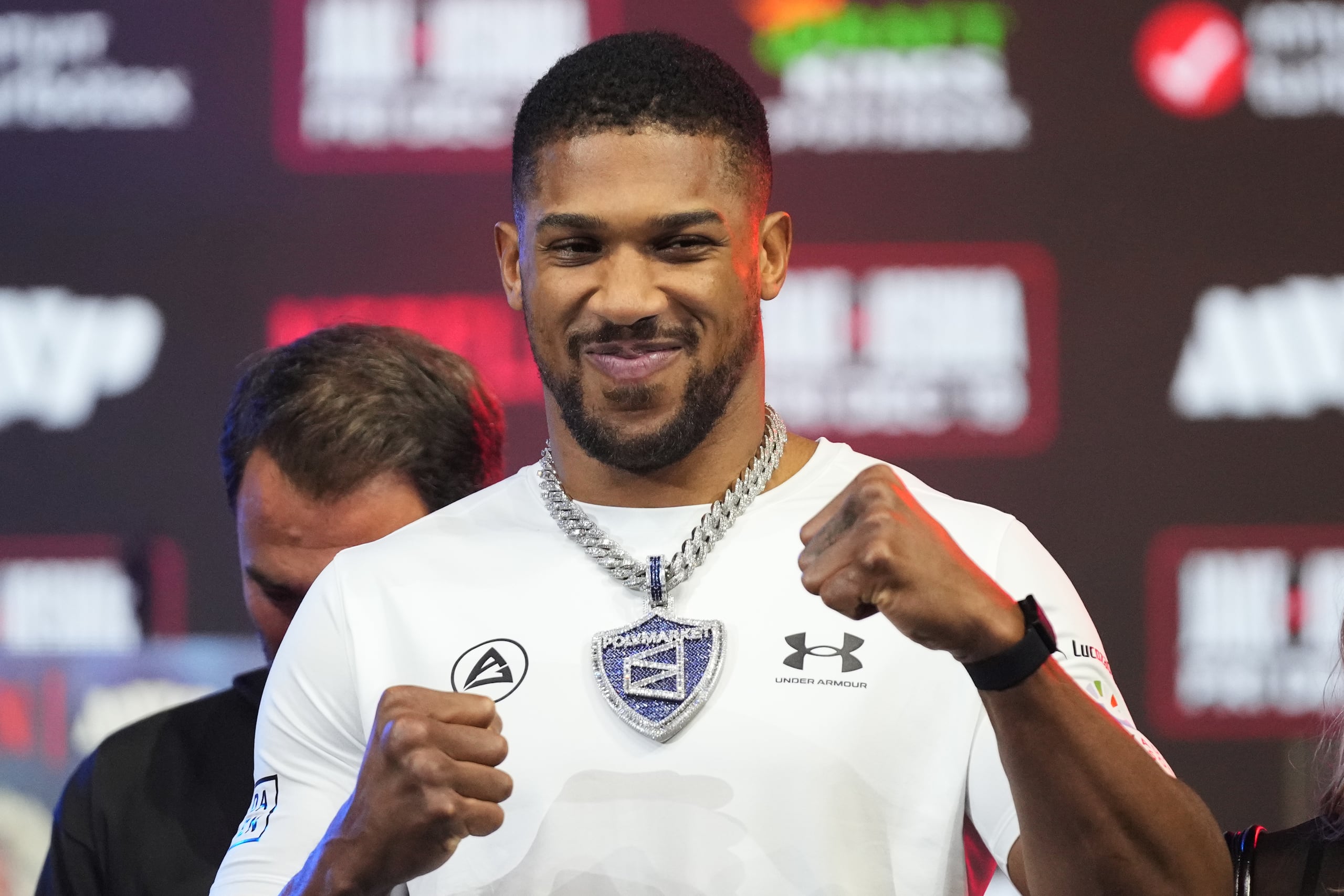 El boxeador británico Anthony Joshua en el escenario durante un careo contra el estadounidense Jake Paul en una conferencia de prensa para promocionar su pelea.