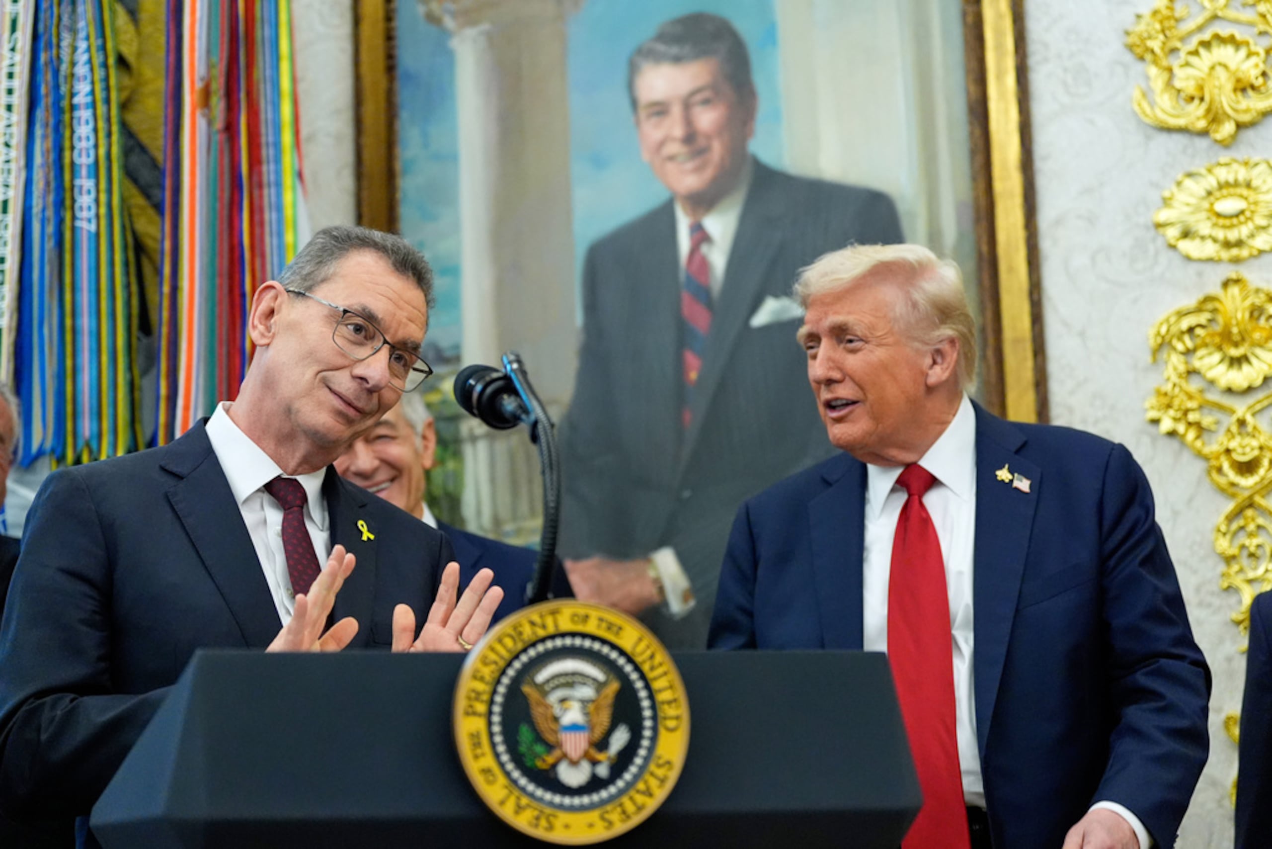 Albert Bourla, presidente y director ejecutivo de Pfizer, habla en el Despacho Oval de la Casa Blanca, el 30 de septiembre de 2025, en Washington, mientras el presidente Donald Trump y Mehmet Oz, administrador de los Centros de Medicare y Medicaid, observan.