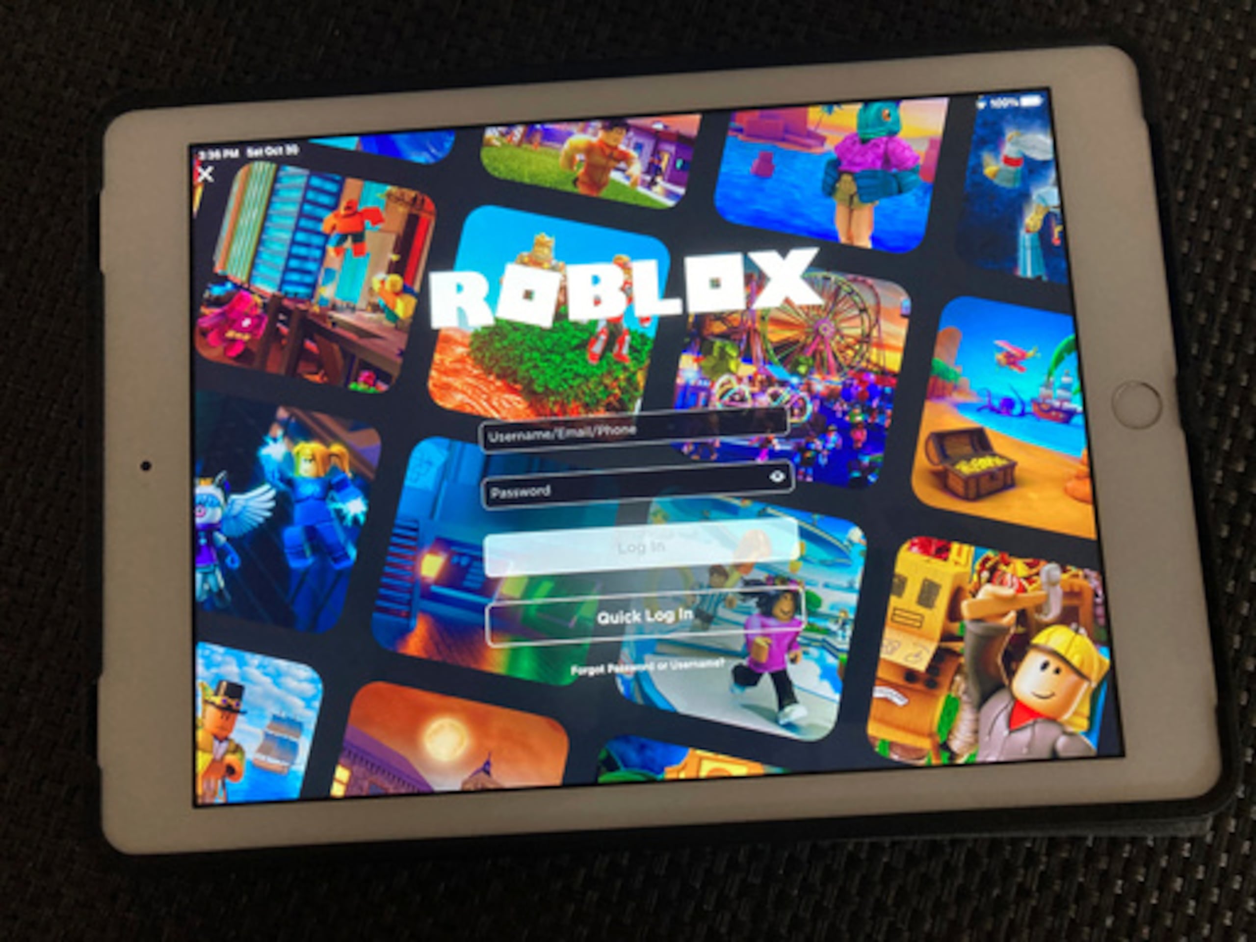 Entre las medidas adoptadas por Roblox cuyo cumplimiento evaluará eSafety figuran que las cuentas de menores de 16 años sean privadas por defecto, el bloqueo del contacto con adultos sin consentimiento parental y la desactivación inicial de funciones de chat hasta que se complete un proceso de estimación de edad.