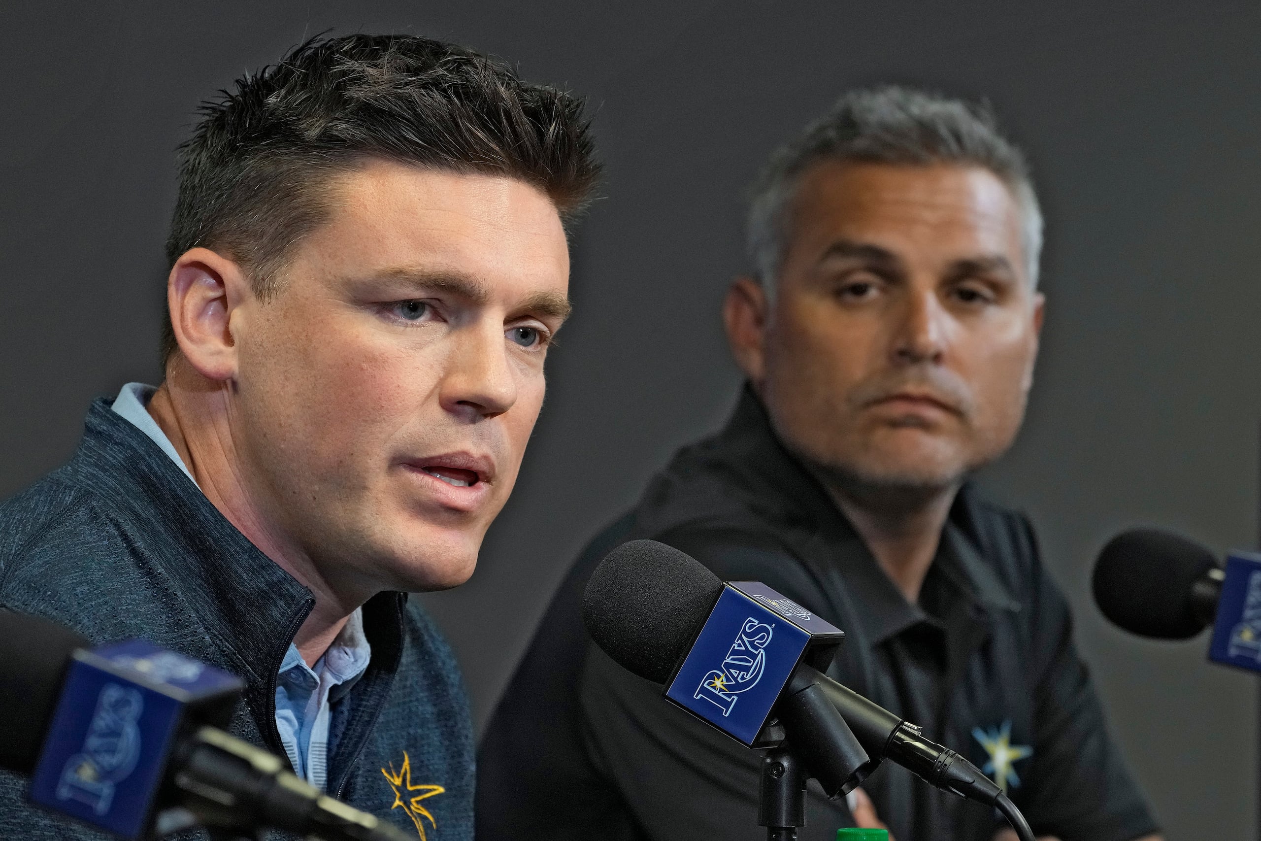 El presidente de operaciones de los Rays de Tampa Bay Erik Neander y el mánager Kevin Cash hablan en conferencia de prensa al final de la temporada el lunes 9 de octubre del 2023. (AP Foto/Chris O'Meara)