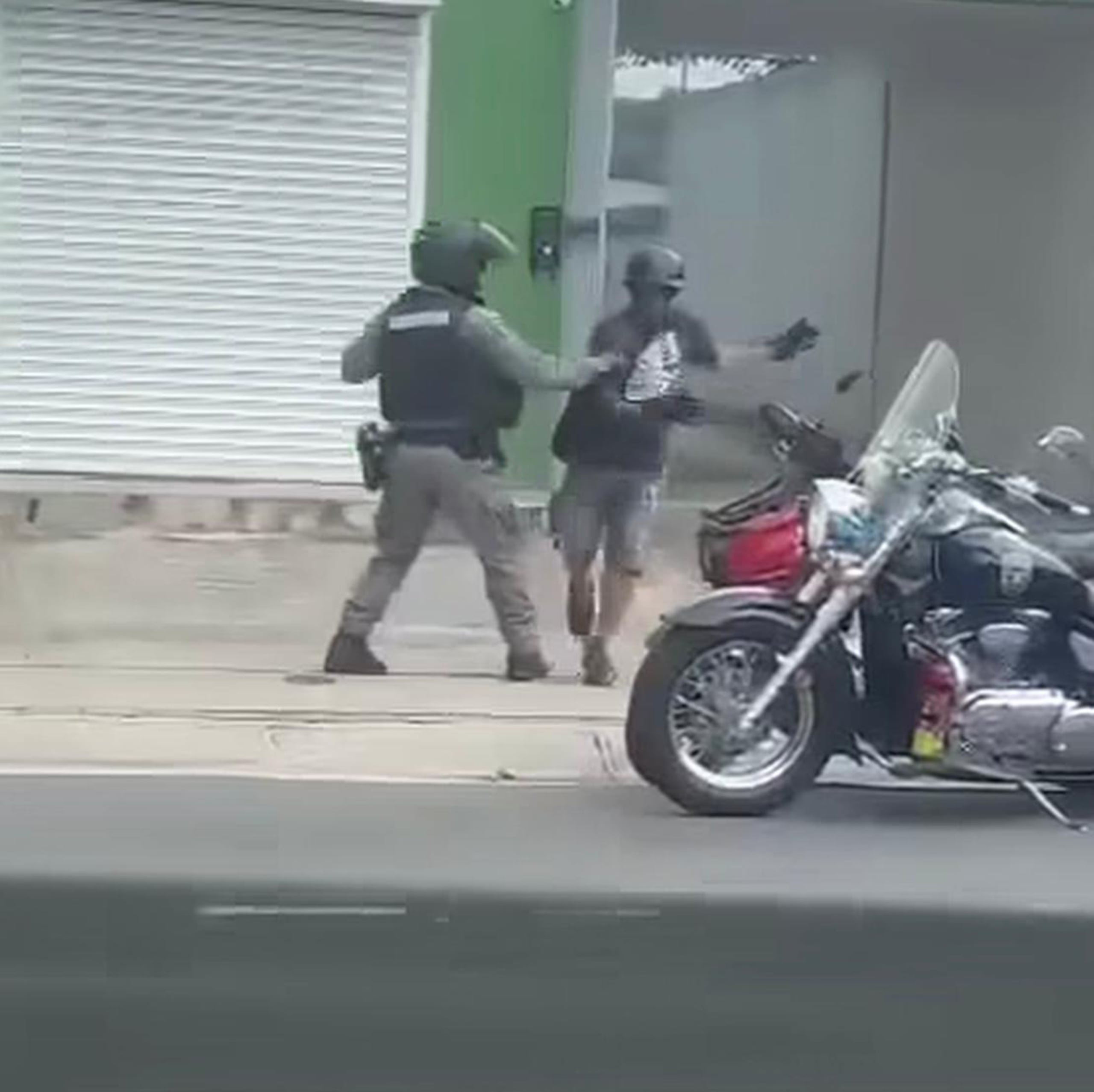 El motociclista fue arrestado tras una persecución al ser divisado haciendo acrobacias por una avenida de Caguas.
