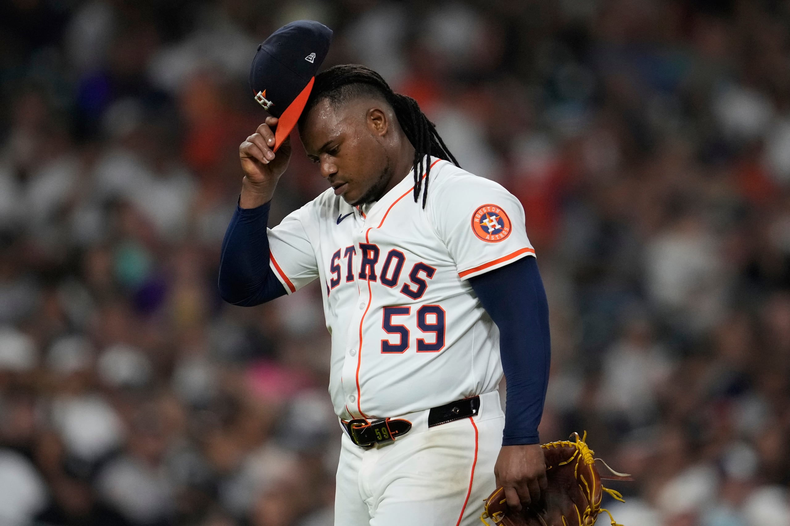Framber Valdez se baja del montículo en la quinta entrada del juego entre los Astros de Houston y los Yankees de Nueva York.