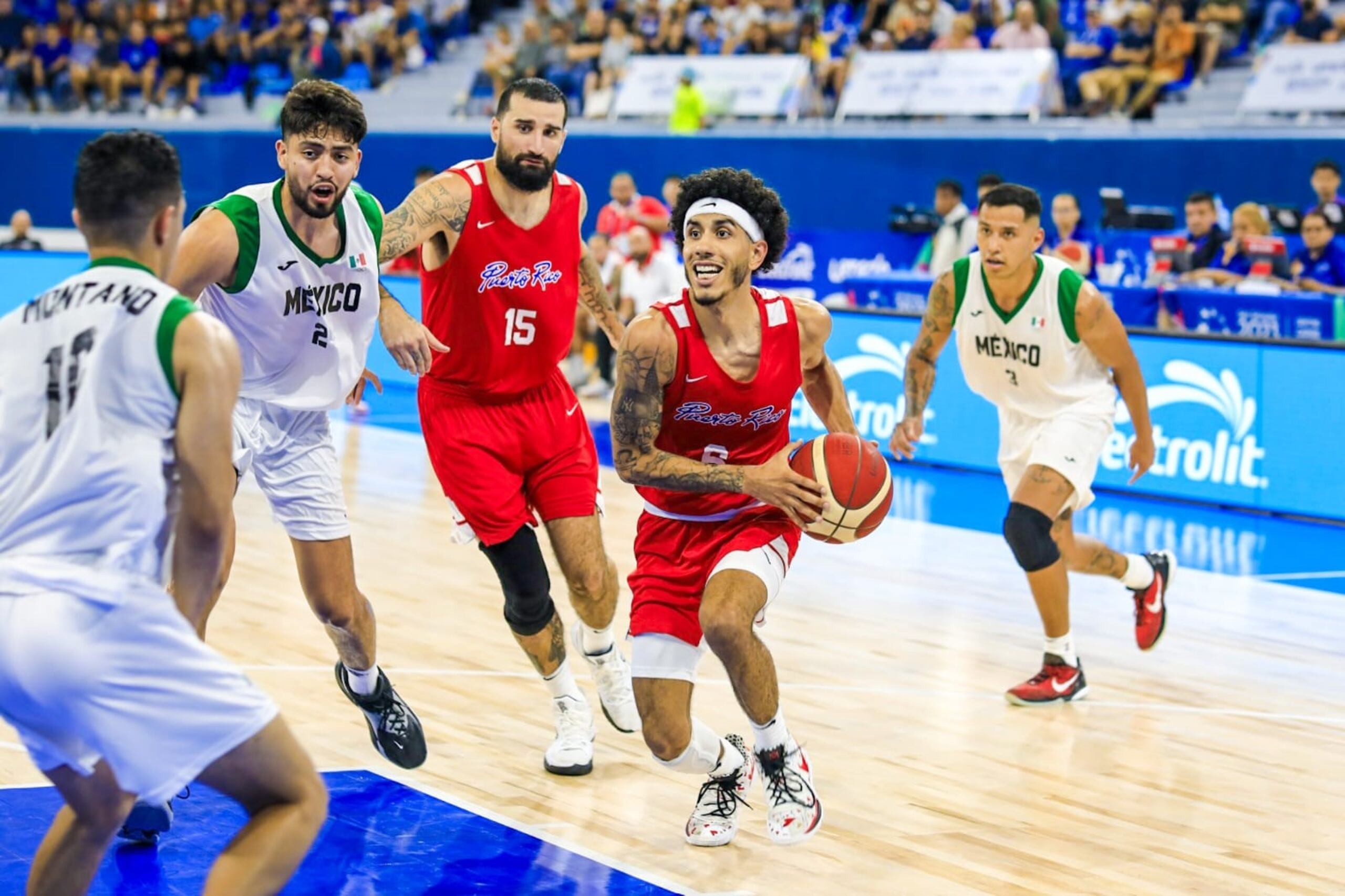 André Curbelo, de Puerto Rico, maneja el balón contra México en el baloncesto de los Juegos Centroamericanos y del Caribe.