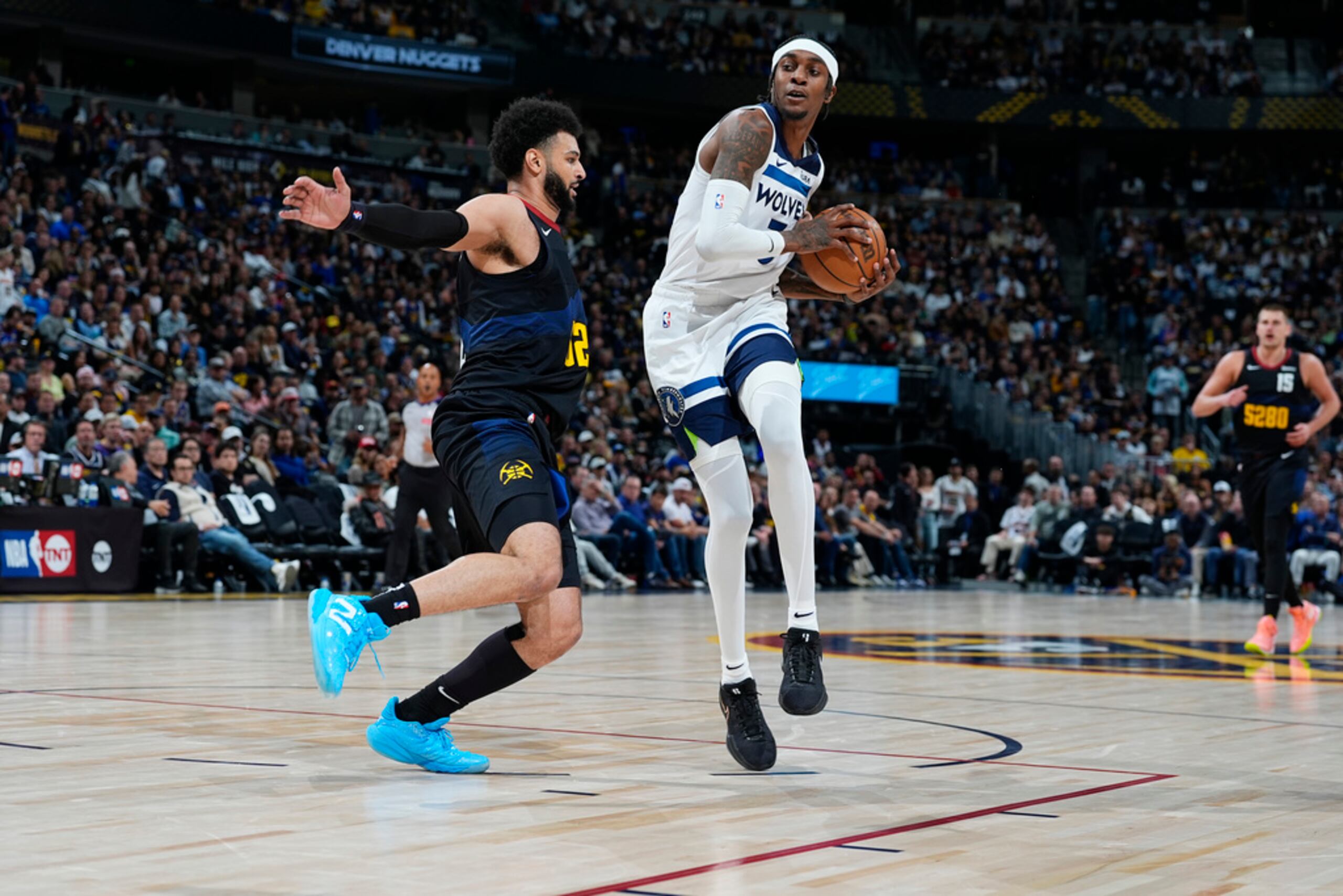 Jamal Murray (izquierda) ha tenido problemas para anotar en los primeros dos juegos de la serie contra Minnesota.