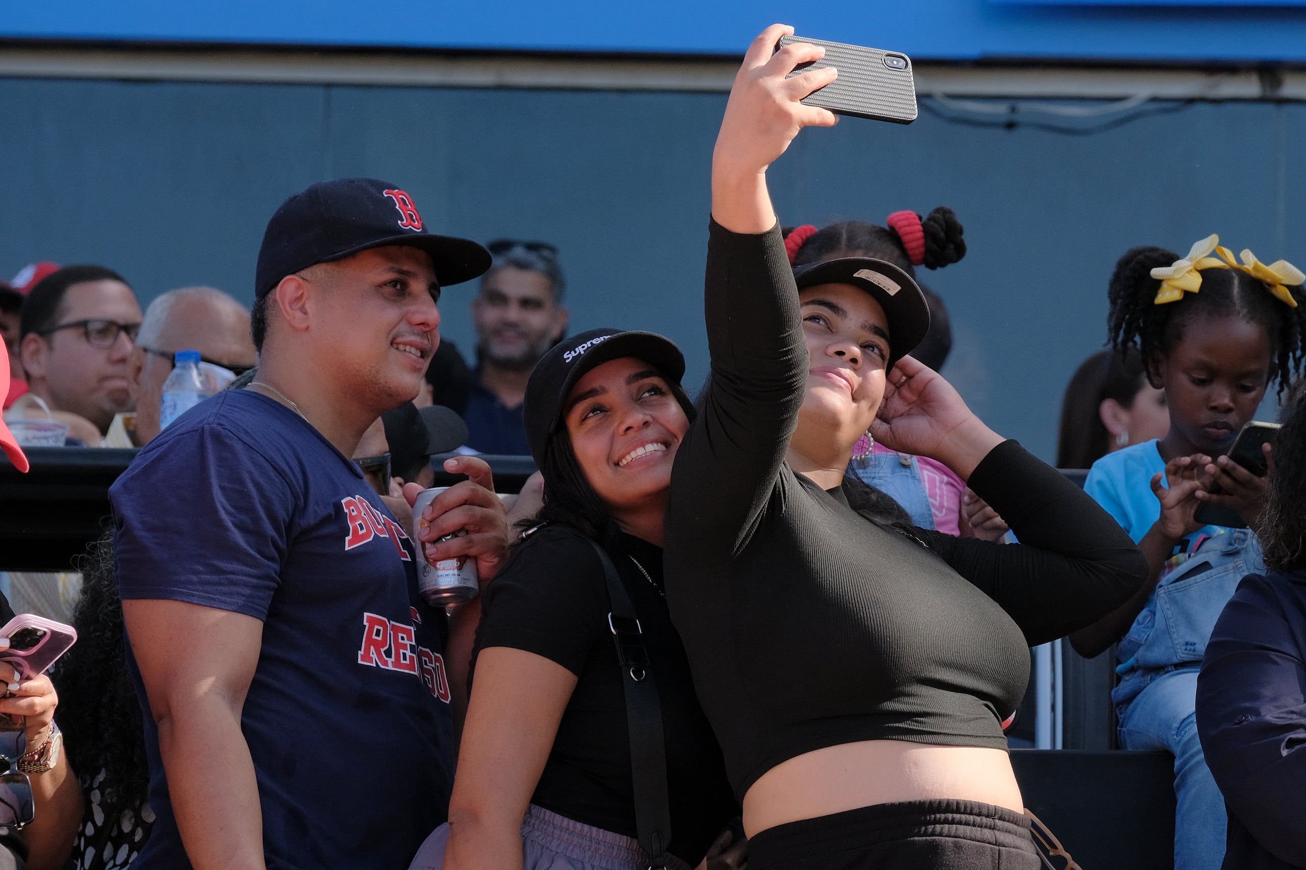 Una fanática se toma un selfie con jugadores de los Rays.