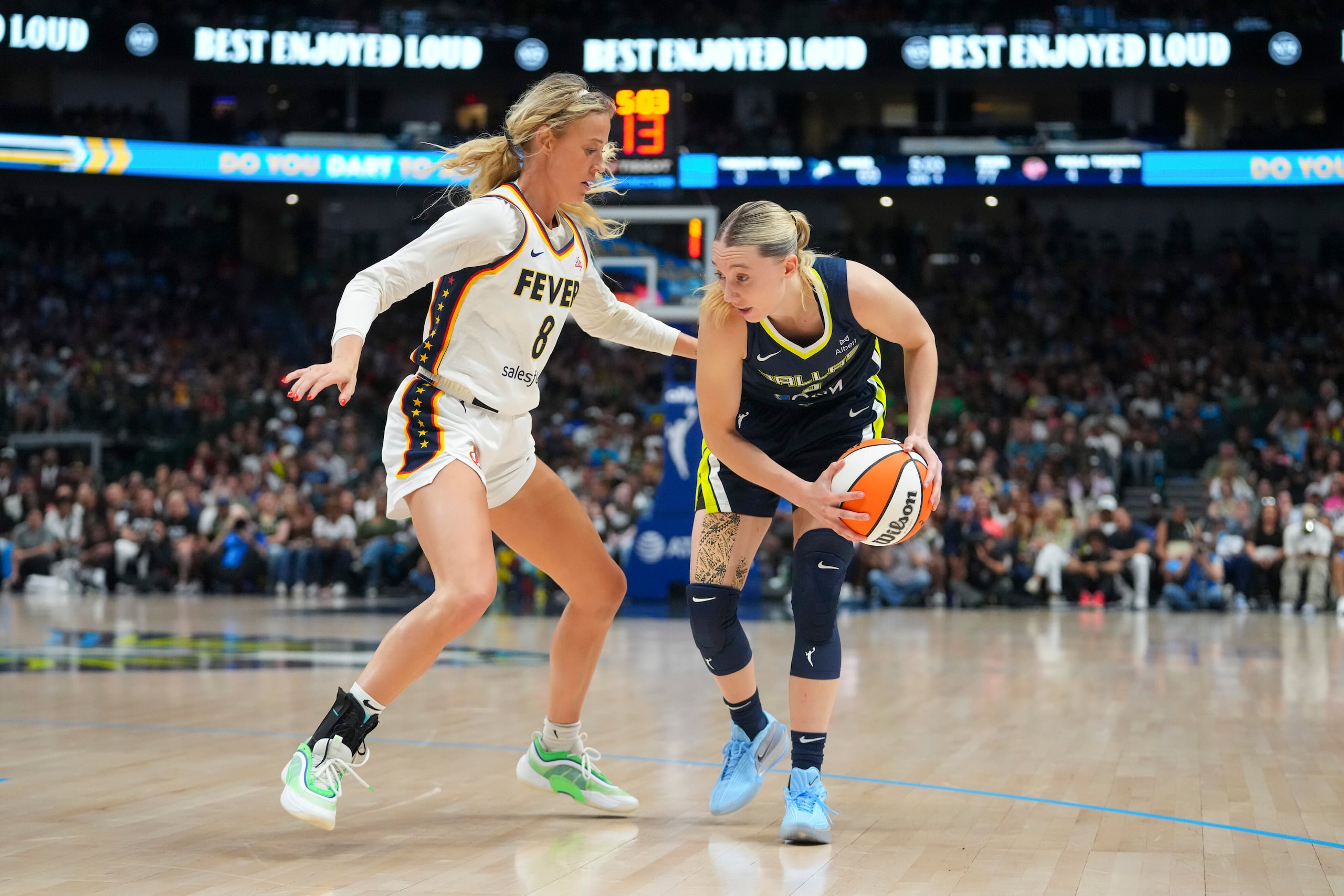 Paige Bueckers (derecha) del Dallas Wings domina el balón ante la marca de Sophie Cunningham del Indiana Fever en el partido de la WNBA, el viernes 1 de agosto de 2025, en Dallas. (AP Foto/Julio Cortez)