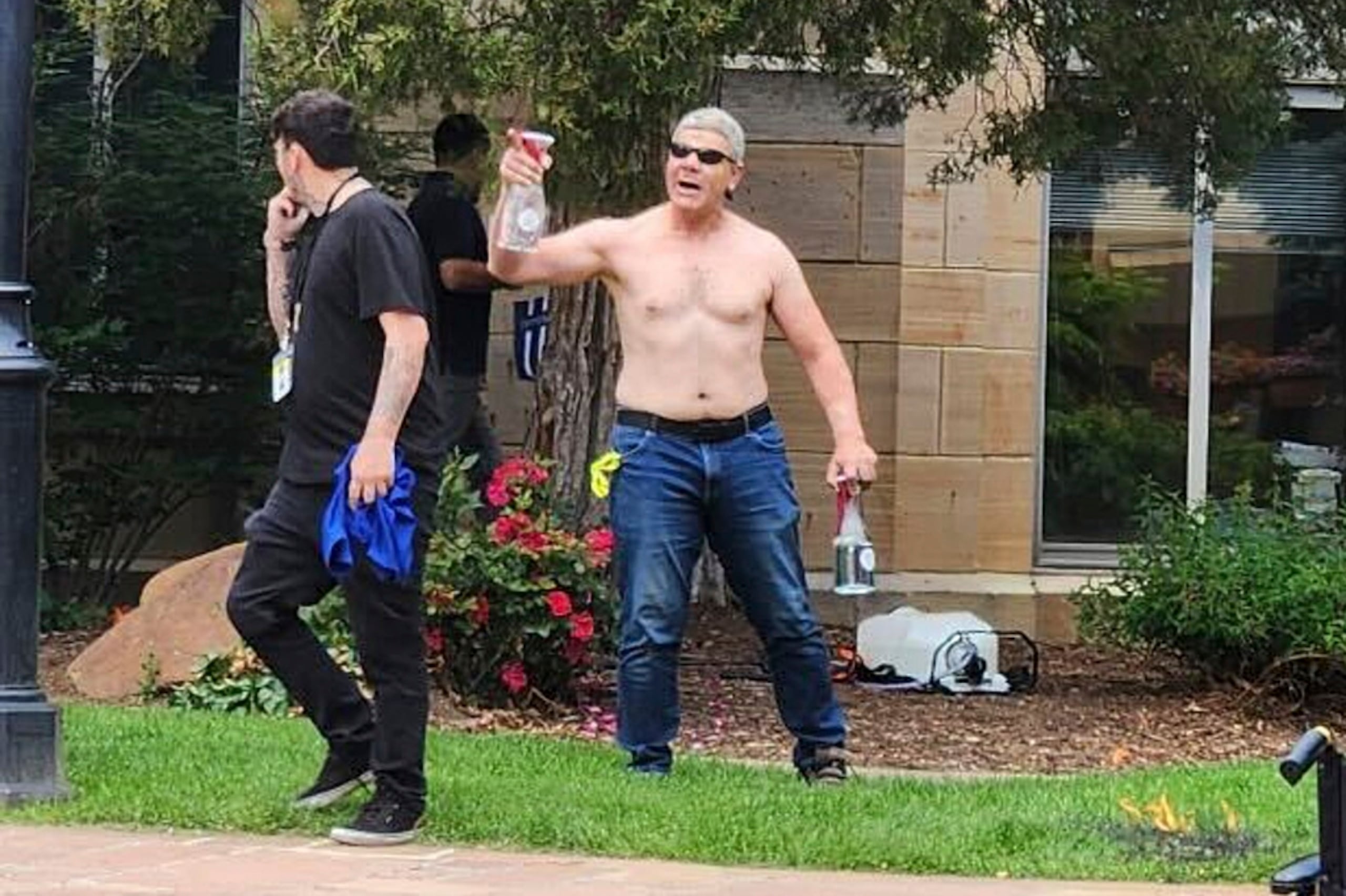 En esta foto del 1 de junio de 2025, proporcionada por Lisa Turnquist, se ve al sospechoso del ataque en Boulder, Colorado, Mohamed Sabry Soliman, mientras lanza un violento ataque contra manifestantes en un centro comercial al aire libre, el domingo 1 de junio de 2025, en Boulder, Colorado.