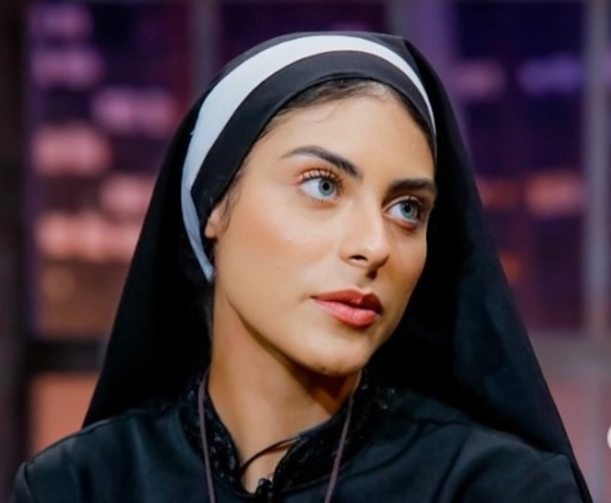 Antes de convertirse en la Hermana Eva, su nombre era Kamila Cardoso y había alcanzado reconocimiento en el mundo de los certámenes de belleza.