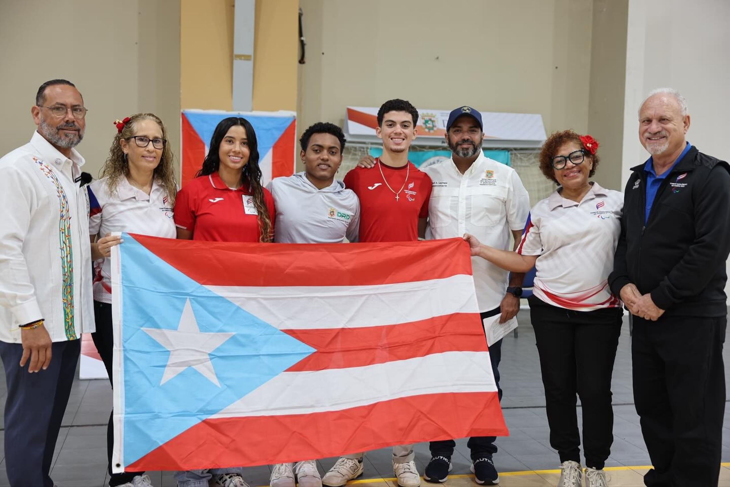 La delegación de Para Atletismo posa junto con la bandera que llevaran a India.