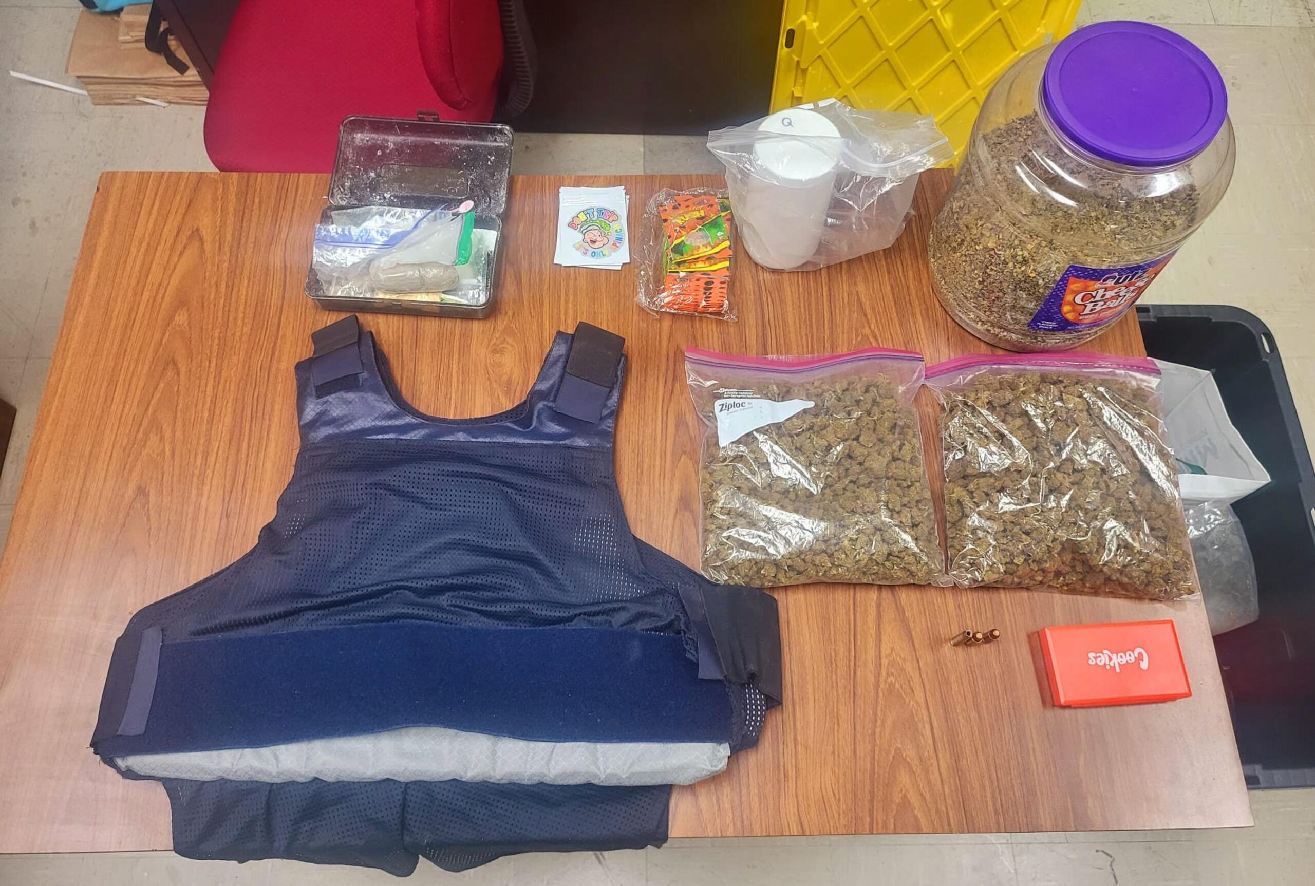Resultados de allanamientos en dos residencias de la barriada La Rosa del barrio Pájaros, en Toa Baja, donde ocuparon cargadores, balas, drogas y un chaleco antibalas.