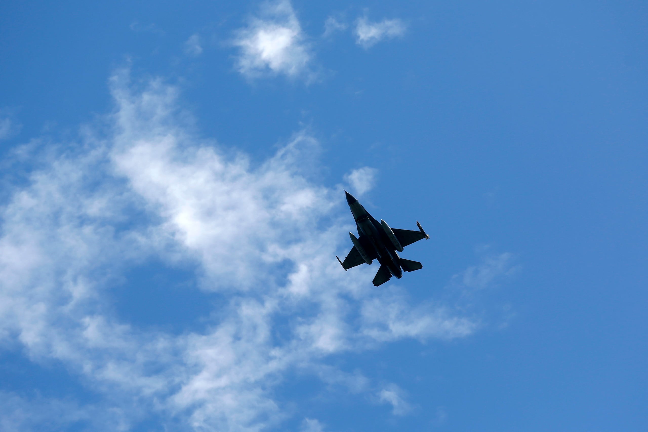 Las naves fueron interceptadas por aviones caza F-16 y escoltadas fuera del área restringida.