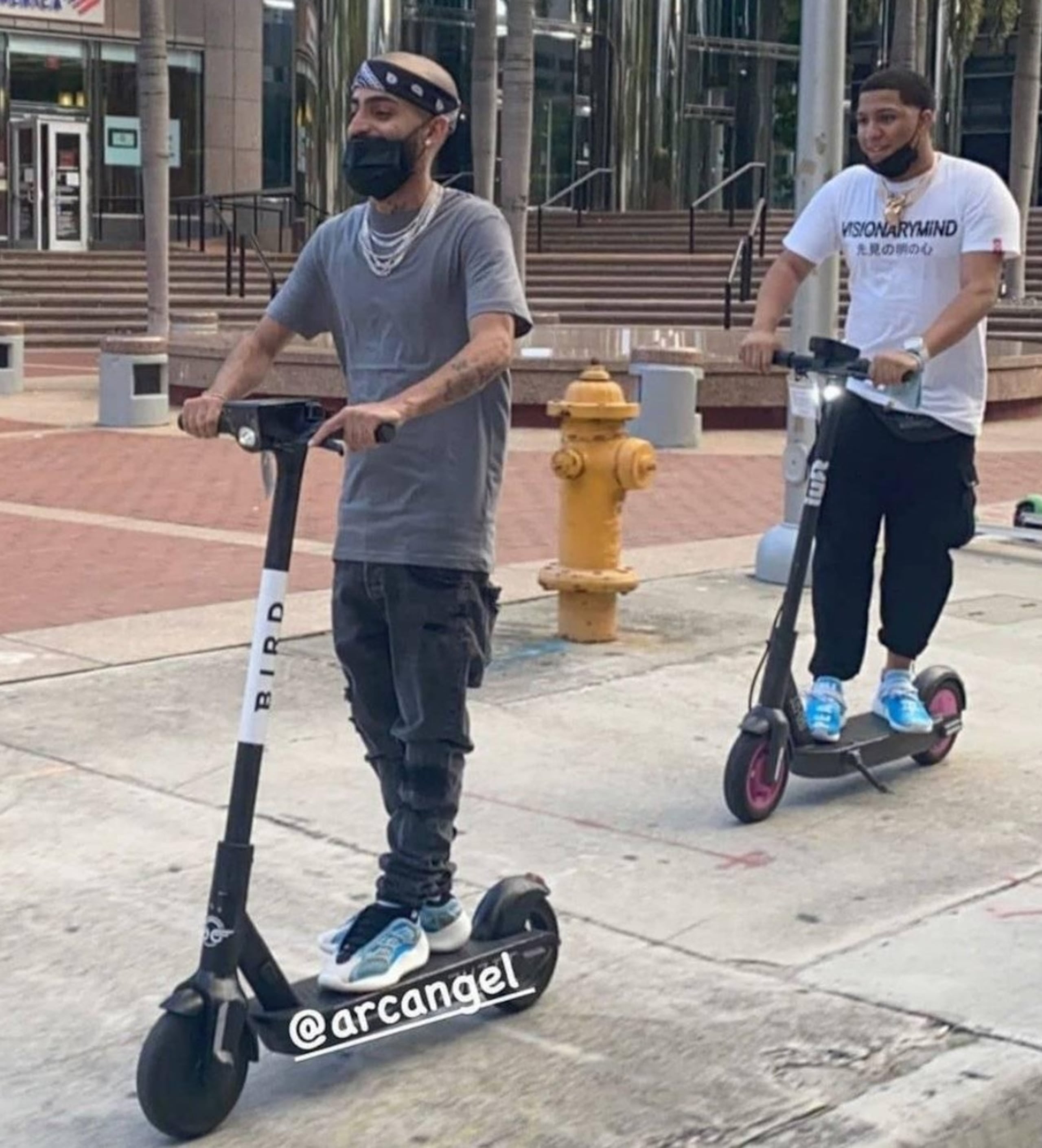 El reguetonero Arcángel junto a quien fuera su hermano, Justin Santos.