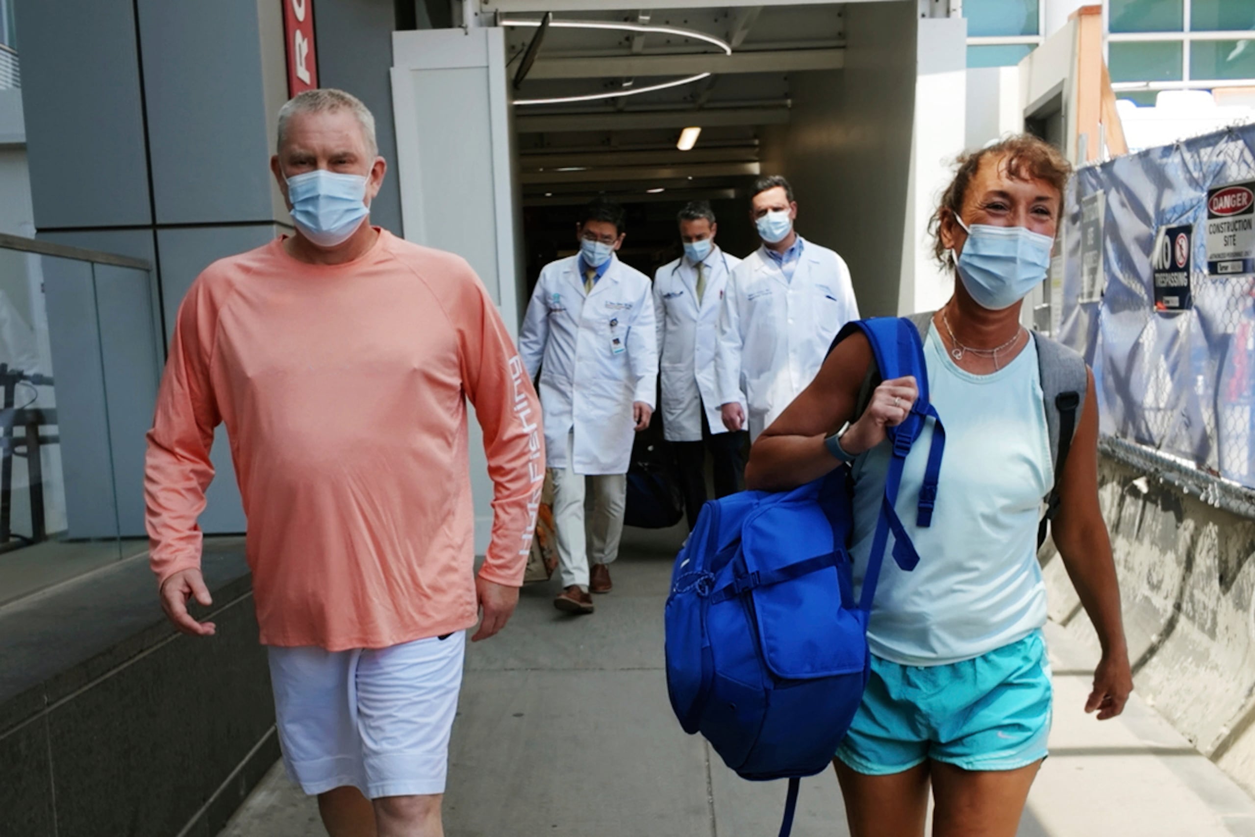 En esta foto proporcionada por Mass General Brigham, Bill Stewart, a la izquierda, abandona el hospital junto a su esposa, Sara, tras recibir el alta el 21 de junio de 2025, en el Massachusetts General Hospital en Boston.
