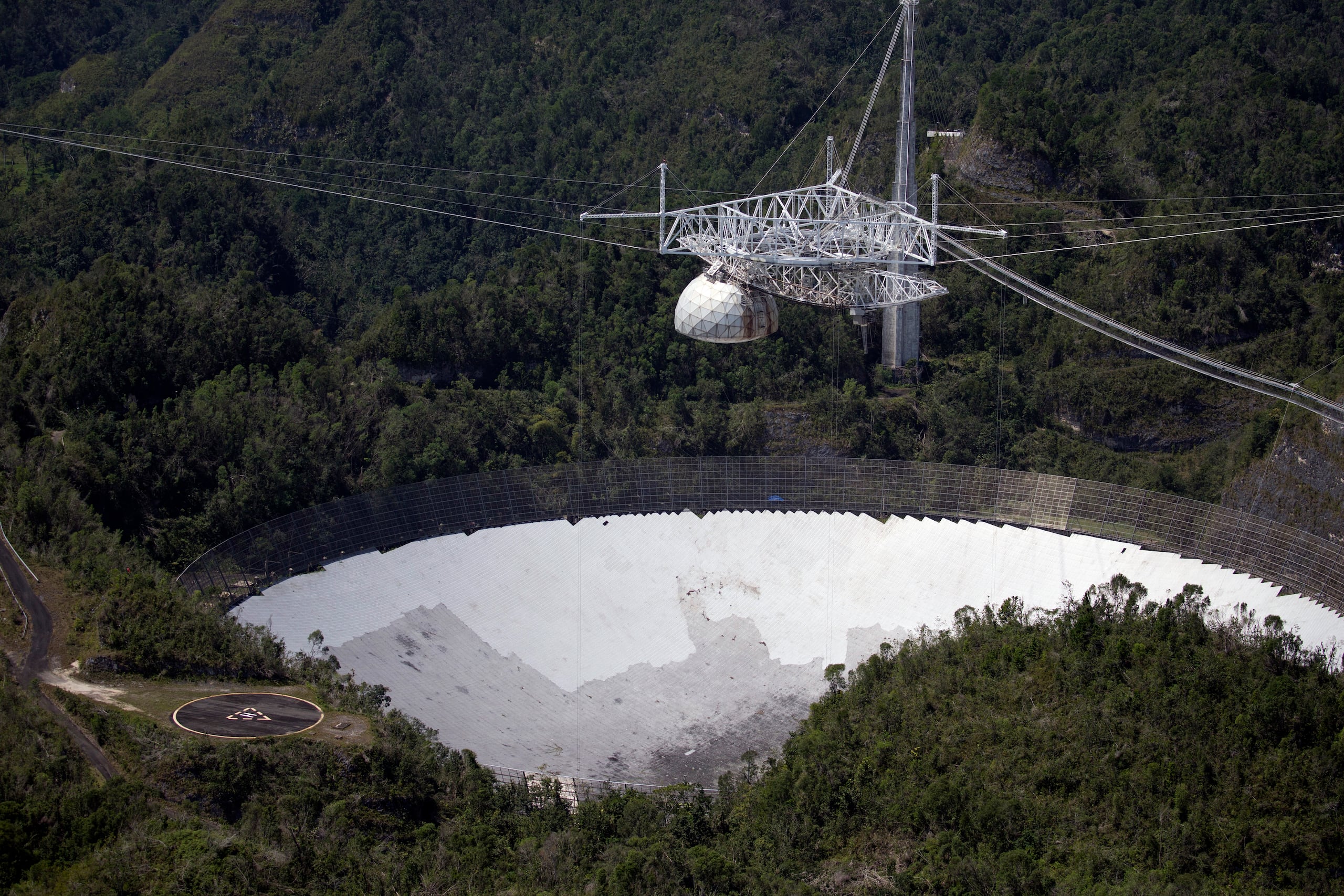 El Observatorio de Arecibo era uno de los más grandes del mundo, hasta que en el 2020 se rompieron varios cables y acabó colapsando el 1 de diciembre del 2020.