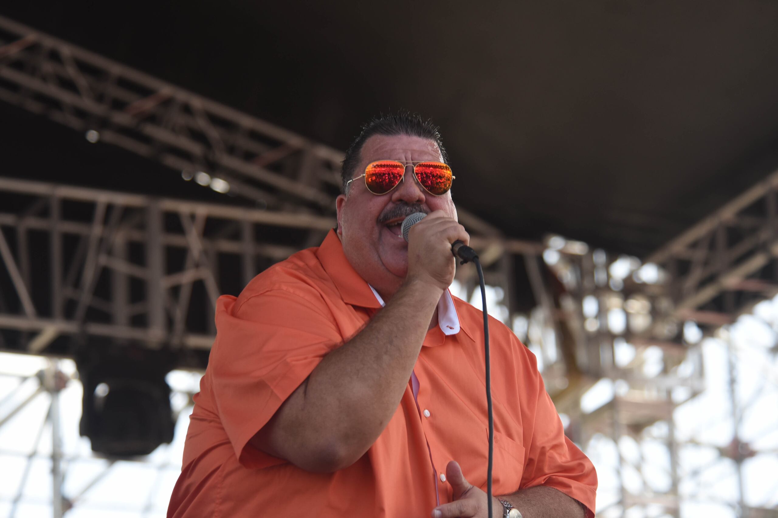 El salsero puertorriqueño llevaba poco más de 20 minutos de presentación cuando se desató el caos.