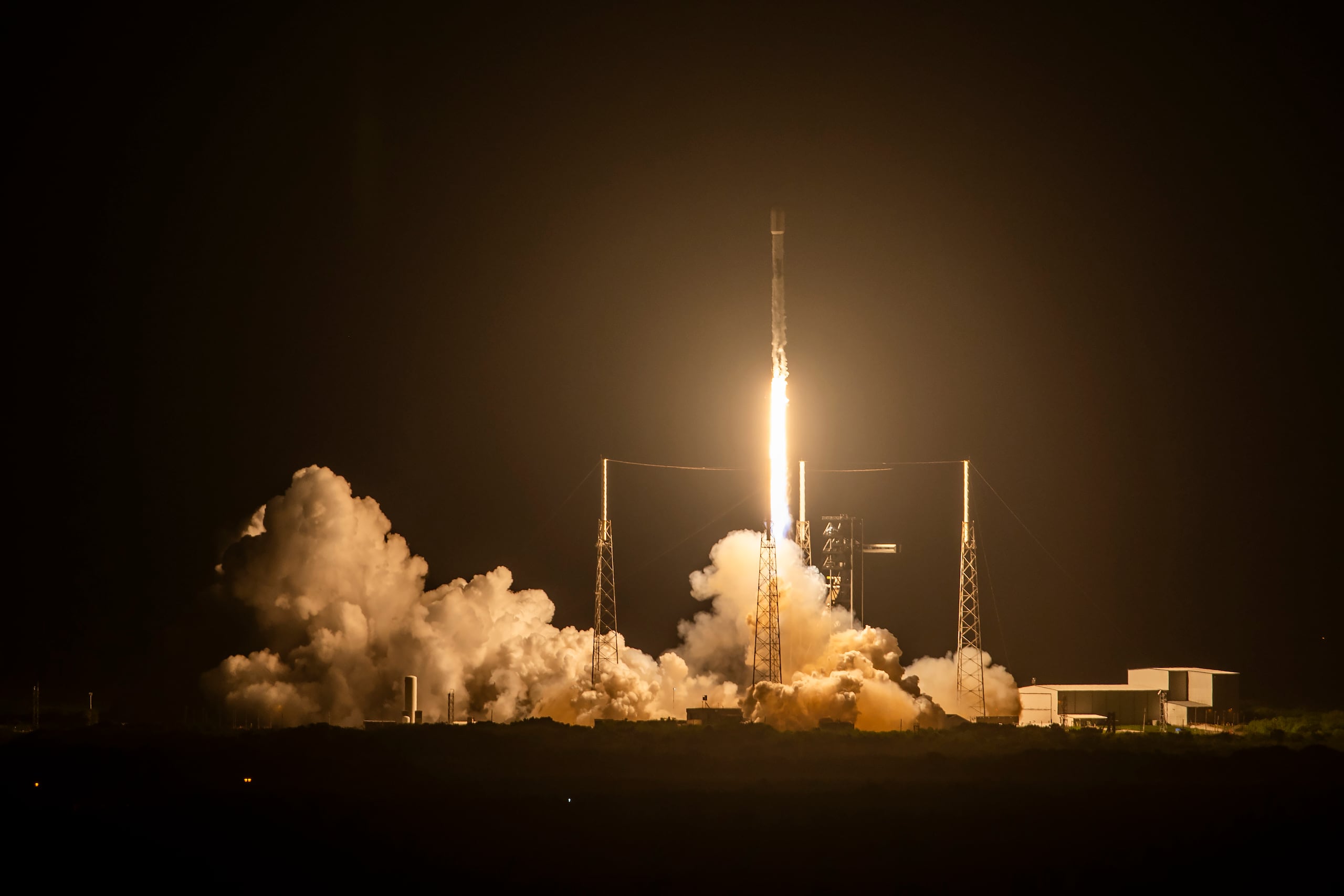 Tras colocar la nave Starship en una trayectoria suborbital, el propulsor, que está dotado con 33 motores Raptor, rotará “en una dirección controlada” para regresar a la Tierra con un “ángulo de ataque más elevado” que requerirá menos combustible.