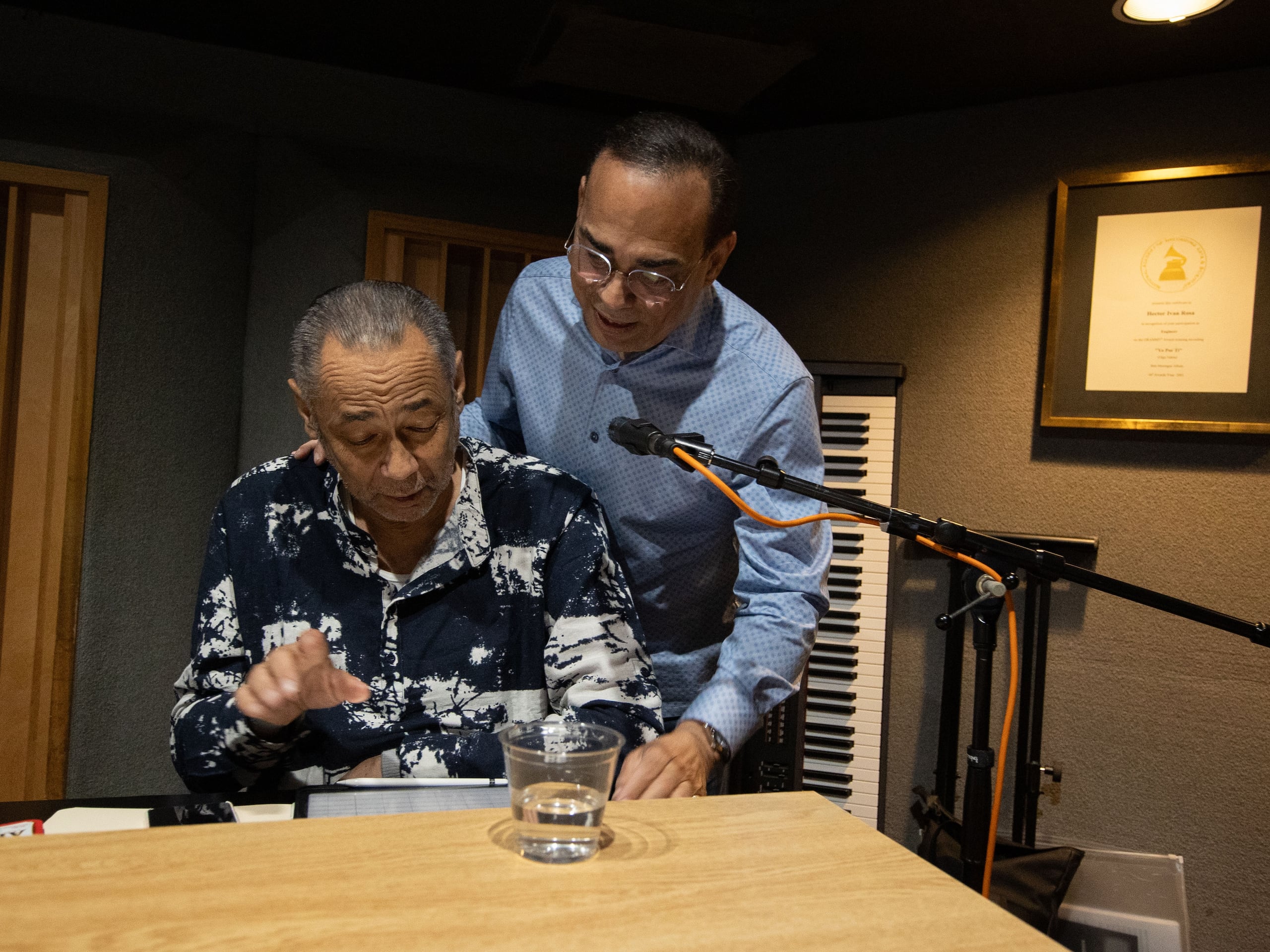 Gilberto Santa Rosa y José Madera unen sus talentos para honrar 60 años de trayectoria con temas de mambo, chacha y hasta el bolero con matices de jazz.
