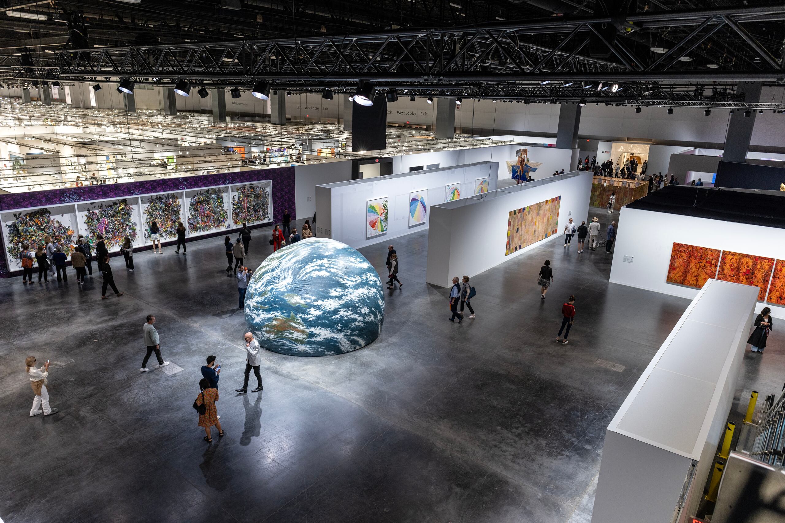 Fotografía de archivo de una vista general donde se observa la pieza 'Earth Play' de Seung-Taek Lee durante la feria de arte Art Basel en el Centro de Convenciones de Miami Beach en Miami Beach, Florida, EE. UU., el 6 de diciembre de 2023. EFE/EPA/Cristobal Herrera-Ulashkevich