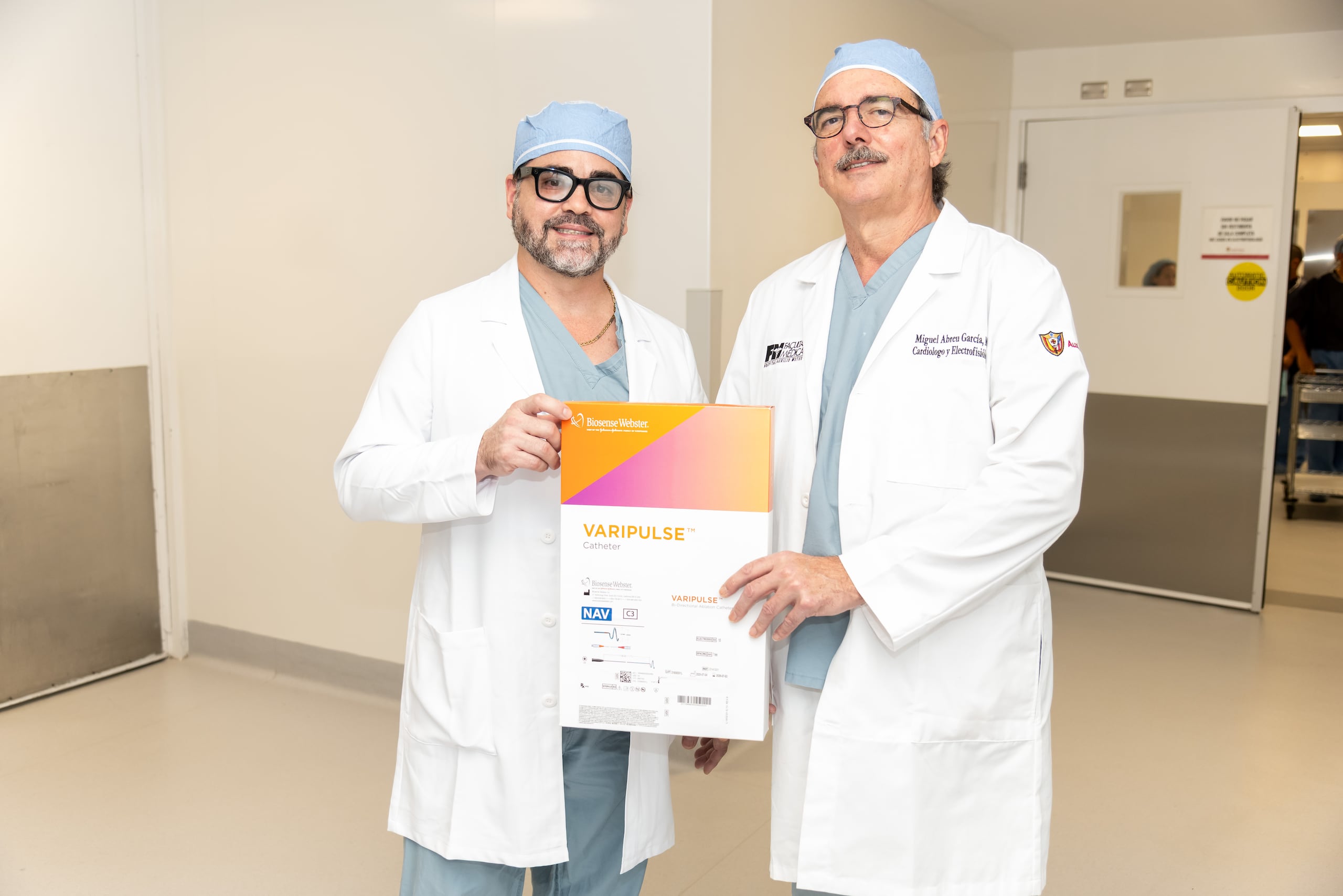 De izquierda a derecha, los doctores Luarde Montano, y Miguel Abreu, electofisiólogos del Hospital Auxilio Mutuo.