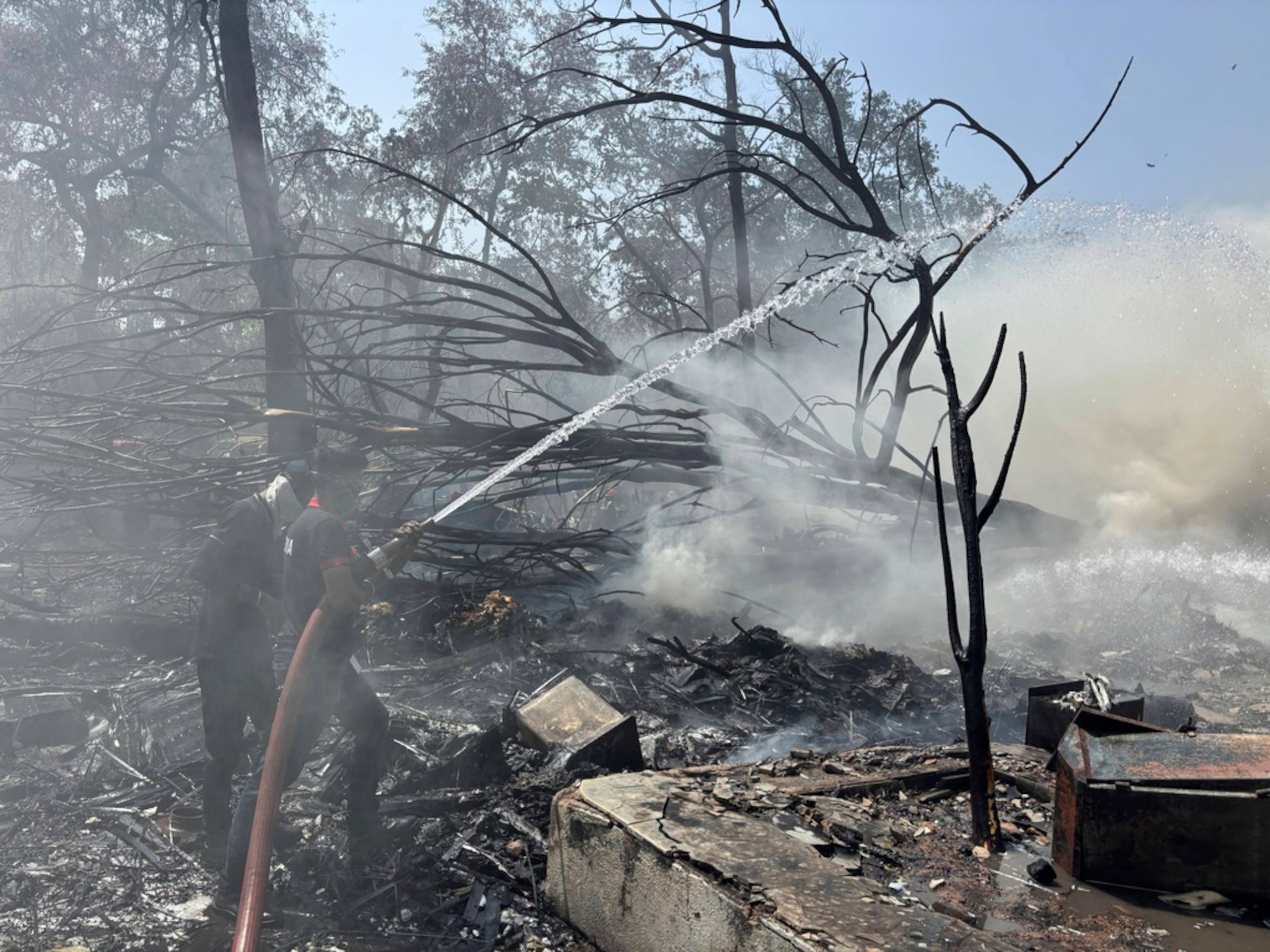 Personal de rescate labora en el sitio del accidente aéreo ocurrido en Ahmedabad, ciudad del noroeste de la India, en el estado de Gujarat, el jueves 12 de junio de 2025.