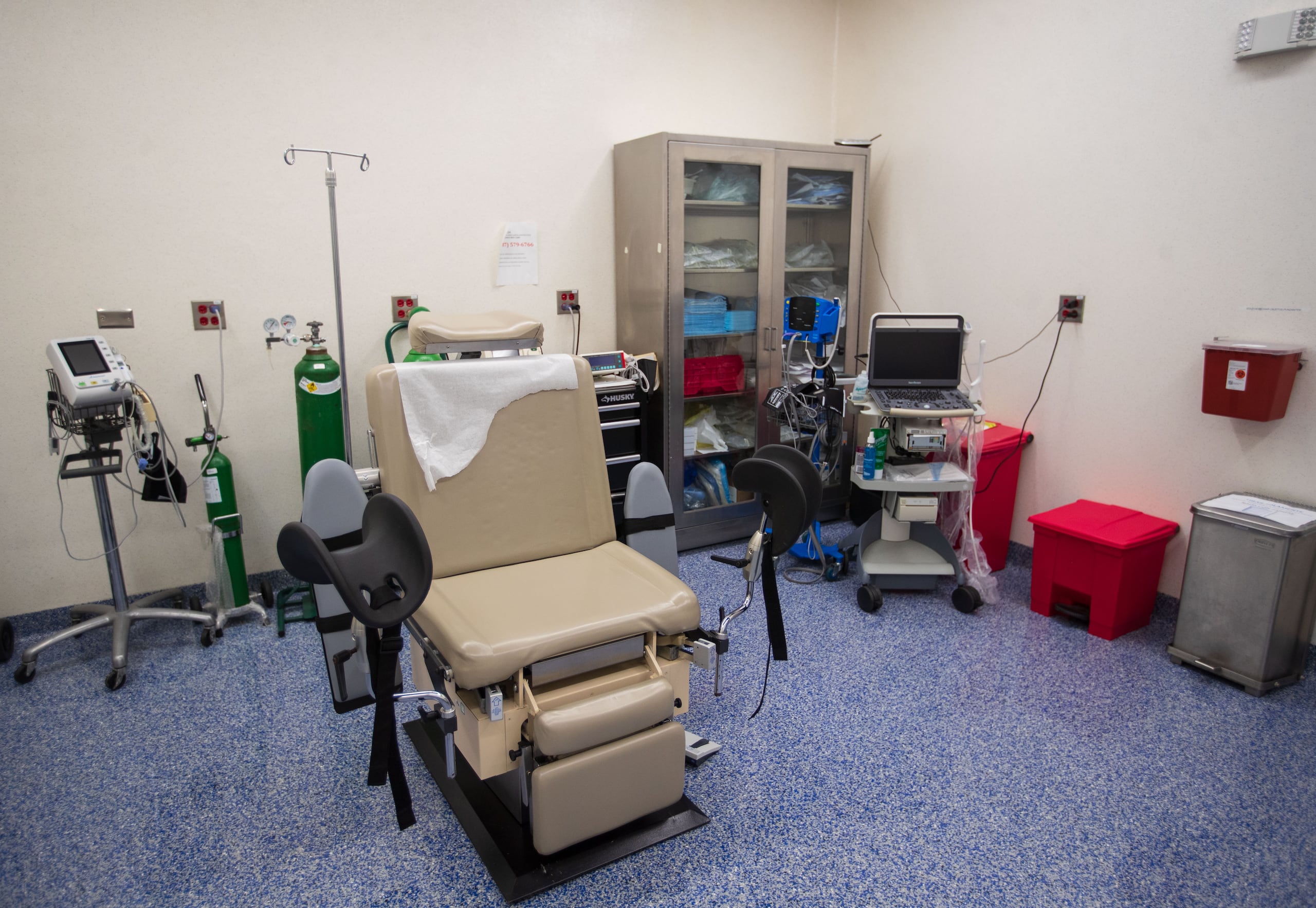 La senadora Joanne Rodríguez Veve refirió a la secretaria de Justicia, Lourdes Gómez Torres, documentos del Departamento de Salud, material promocional de las clínicas y transcripciones de vistas públicas celebradas en el Senado.