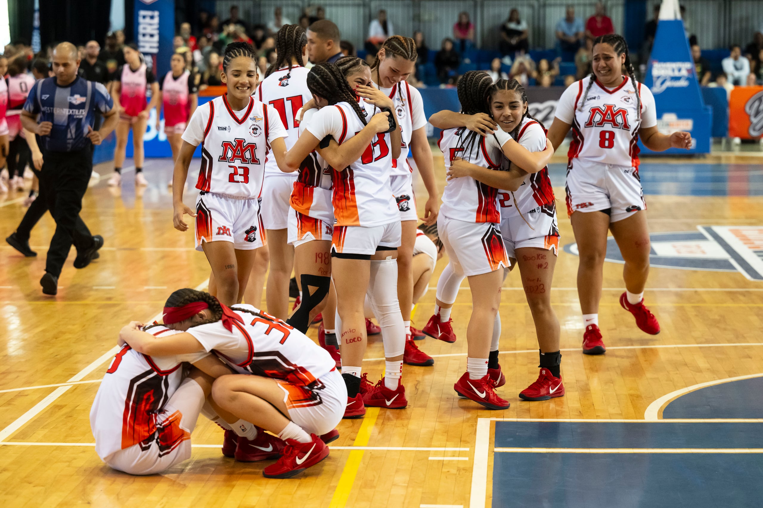 Las jugadoras de Mayagüez Academy celebrando su pase al "Final Four" del Top Ranked Buzzer Beater.