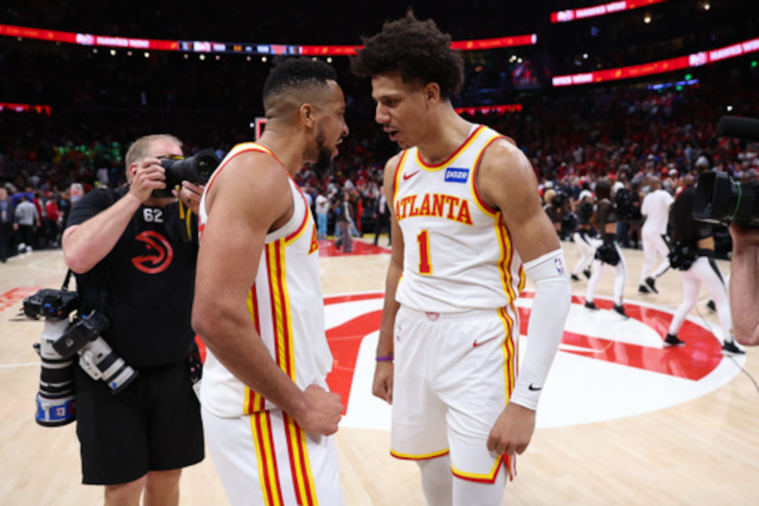 El escolta de los Atlanta Hawks CJ McCollum, izquierda, y el alero Jalen Johnson, derecha, reaccionan tras el tercer partido de la primera ronda de los playoffs de baloncesto de la NBA contra los New York Knicks, el jueves 23 de abril de 2026, en Atlanta. (AP Photo/Colin Hubbard)