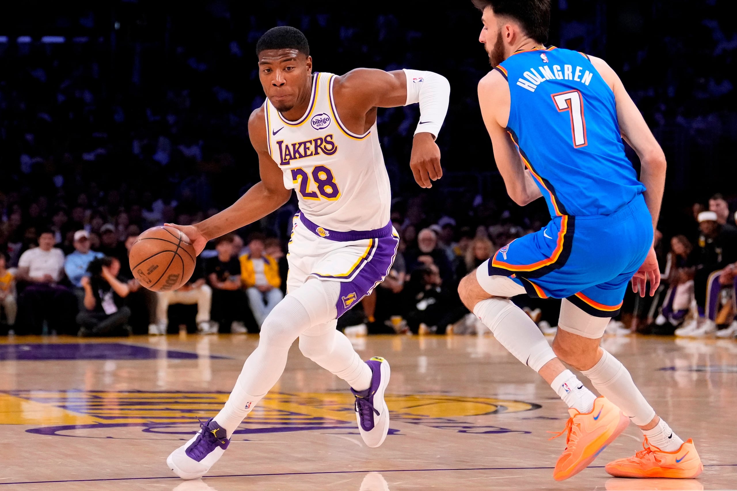 ARCHIVO - Rui Hachimura, izquierda, con uniforme de los Lakers de Los Ángeles.
