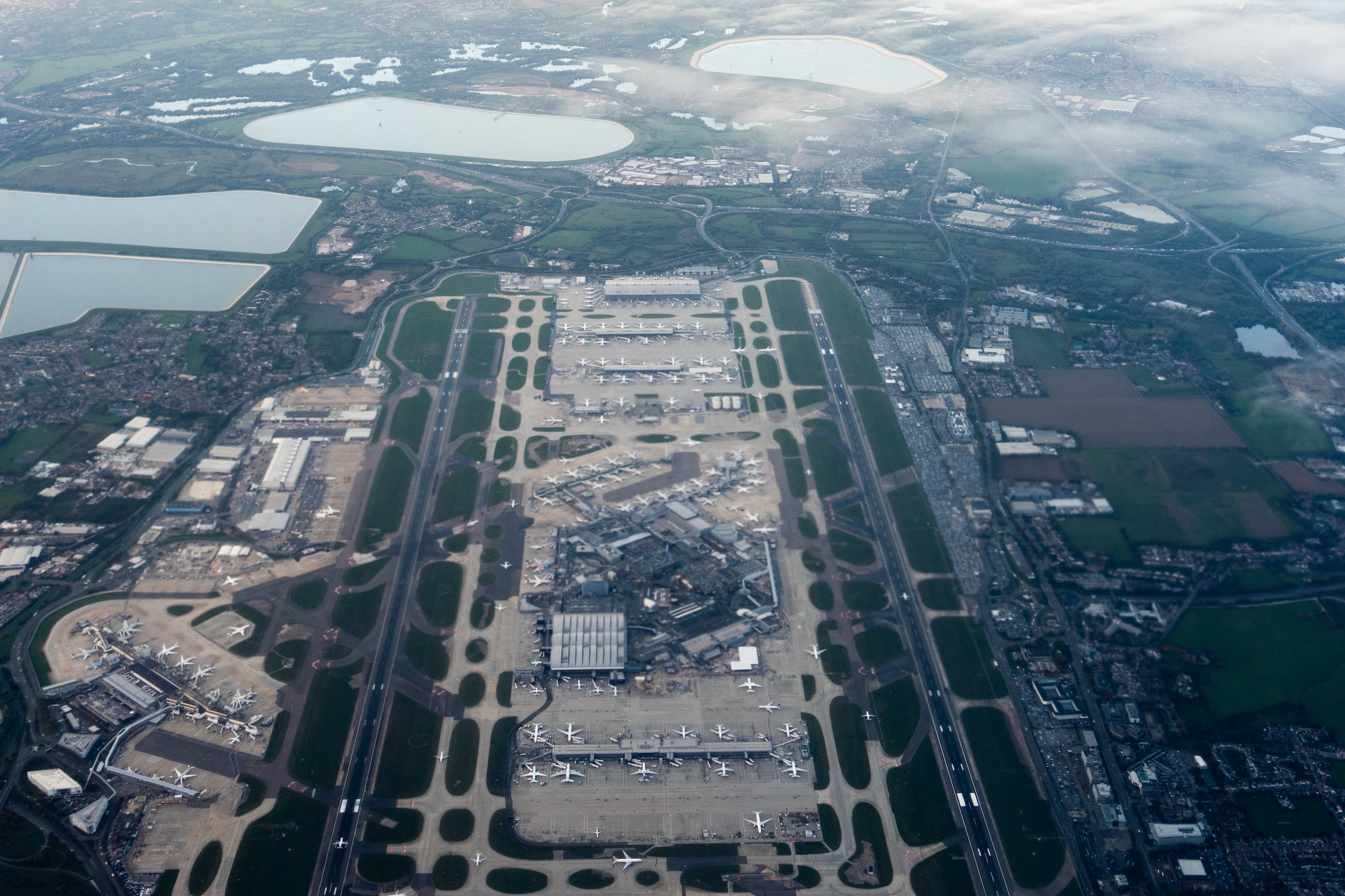 El aeropuerto de Heathrow visto desde un avión, ek 6 de octubre de 2025, en Londres. (Foto AP/Julia Demaree Nikhinson, Archivo)